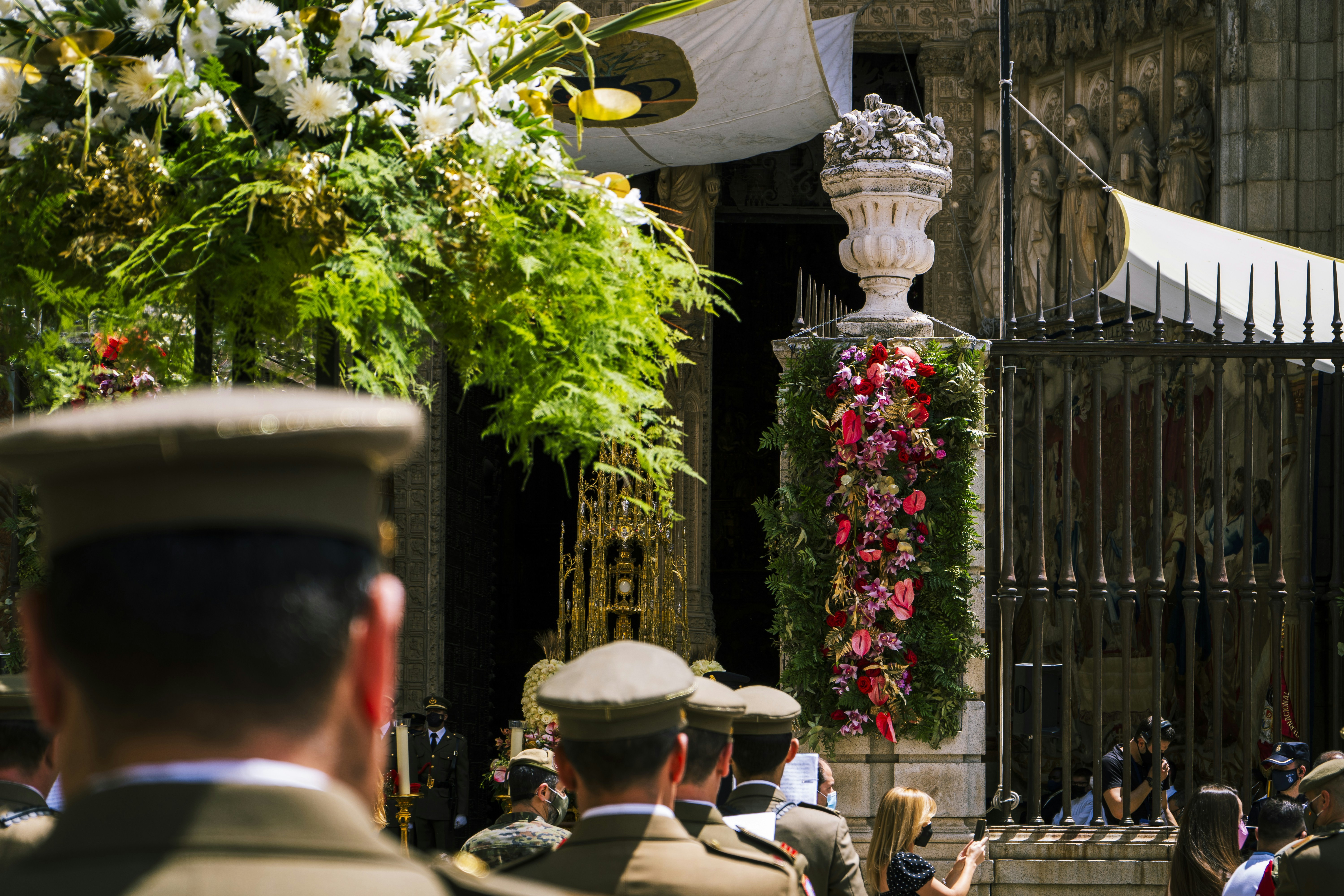Menschen, die tagsüber auf Stühlen in der Nähe grüner Bäume sitzen