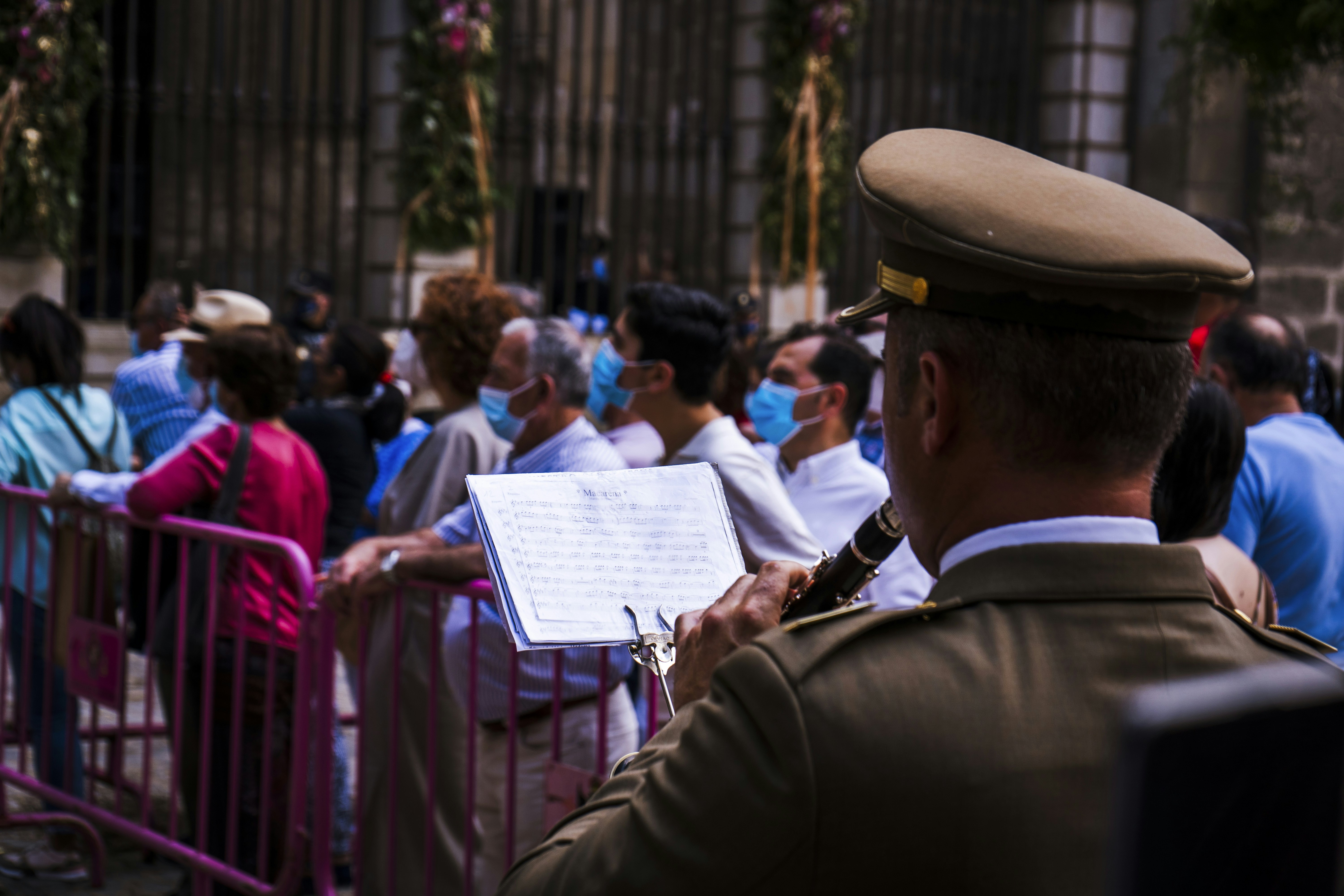 Mann im schwarzen Anzug spielt Musikinstrument