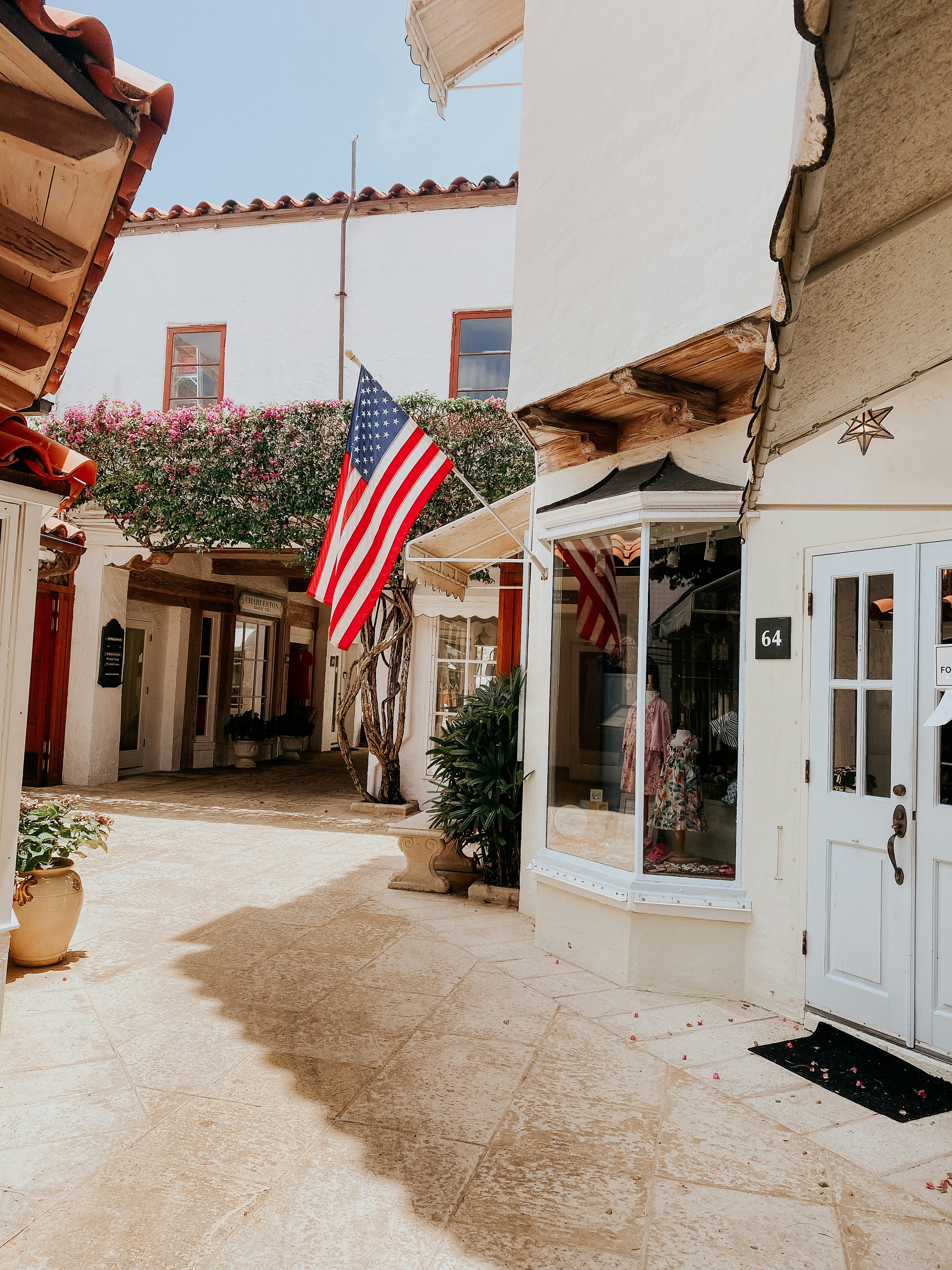 Una bandiera americana che sventola fuori da un edificio