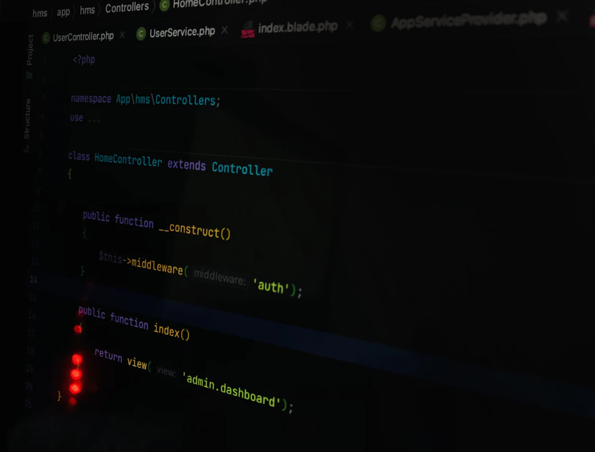 Código Java en un editor, representando la modificación del archivo InstallController.java vulnerable.
