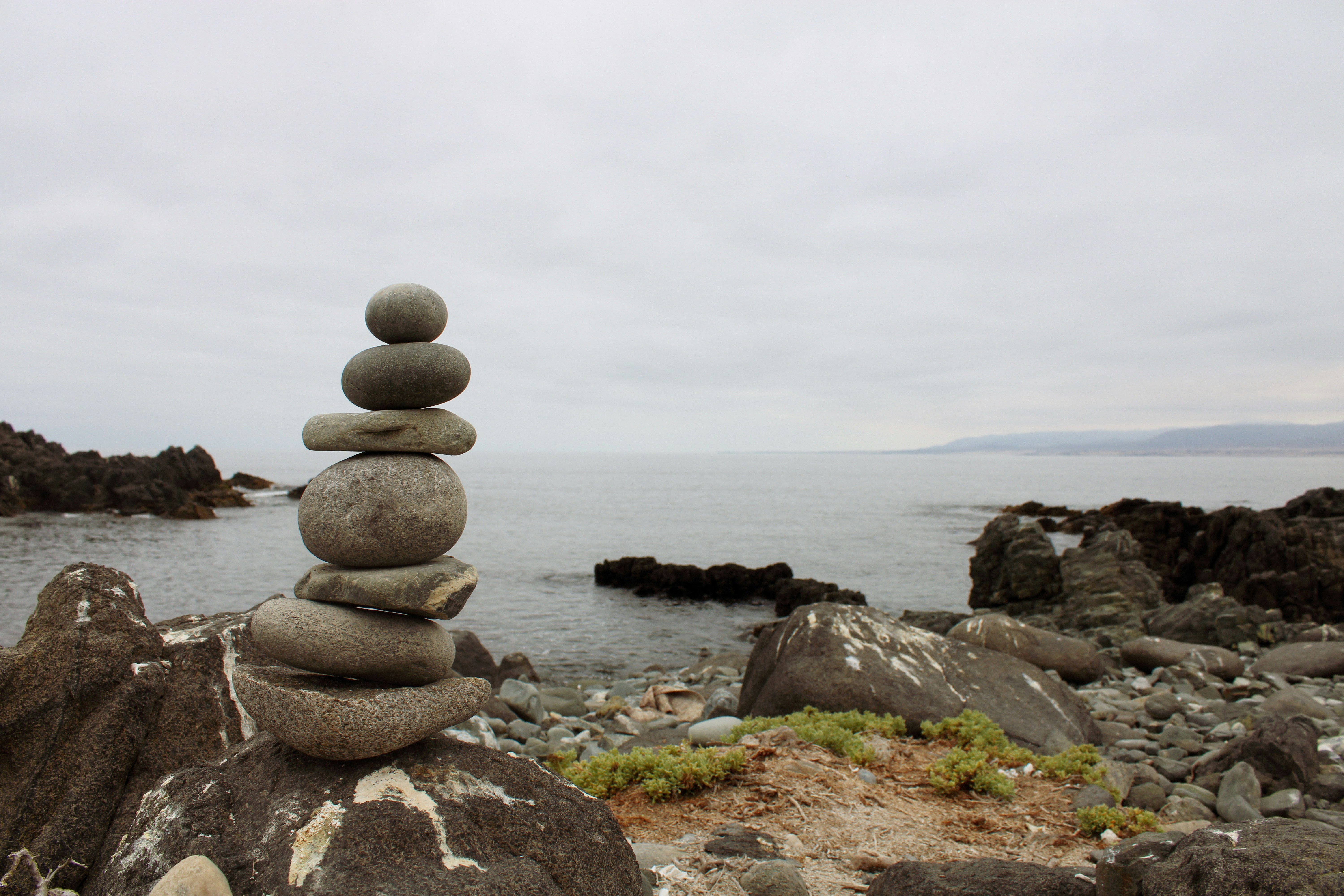 brown and gray stone near body of water during daytimeby Bastian Carreño