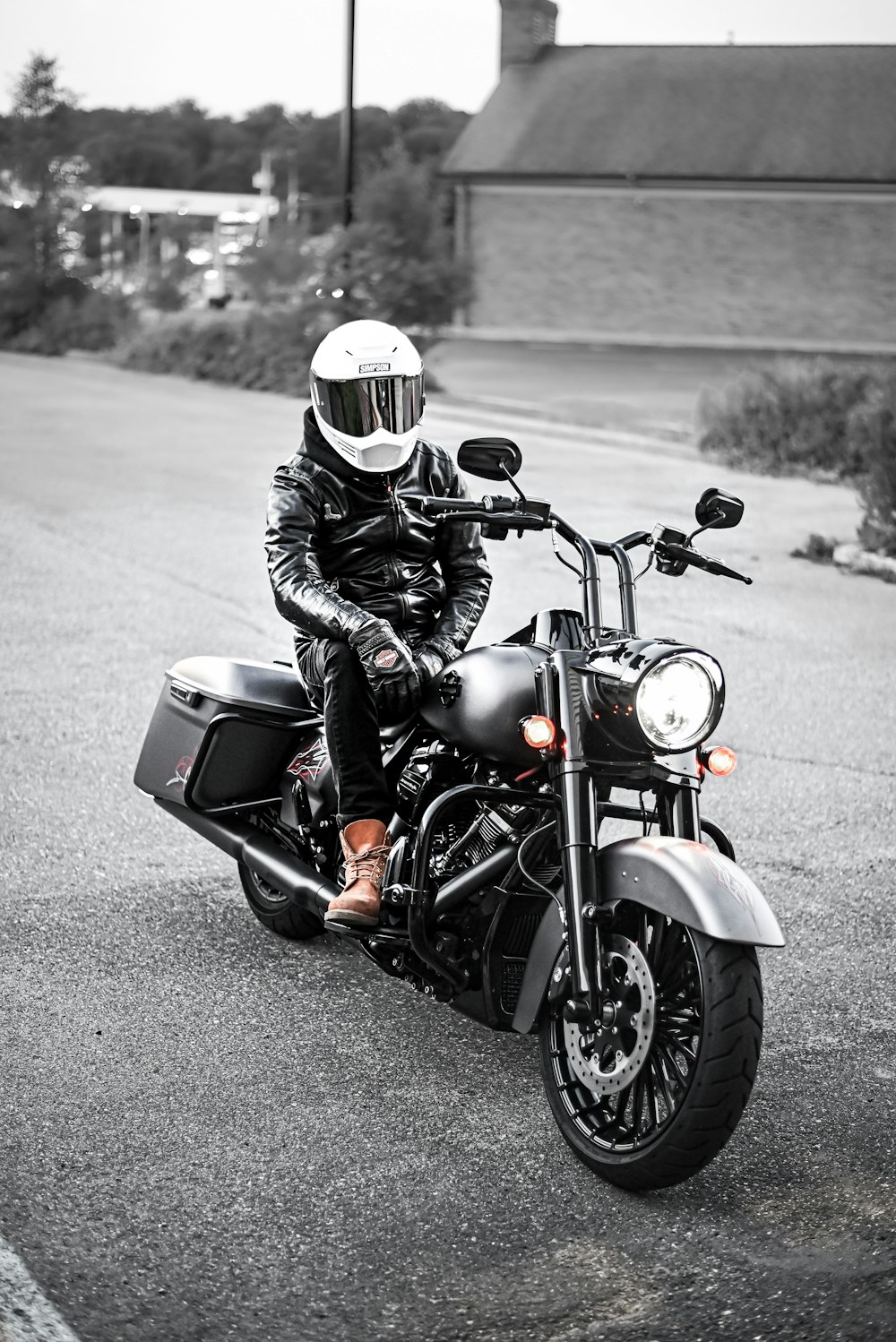 日中の路上での黒と銀のオートバイ