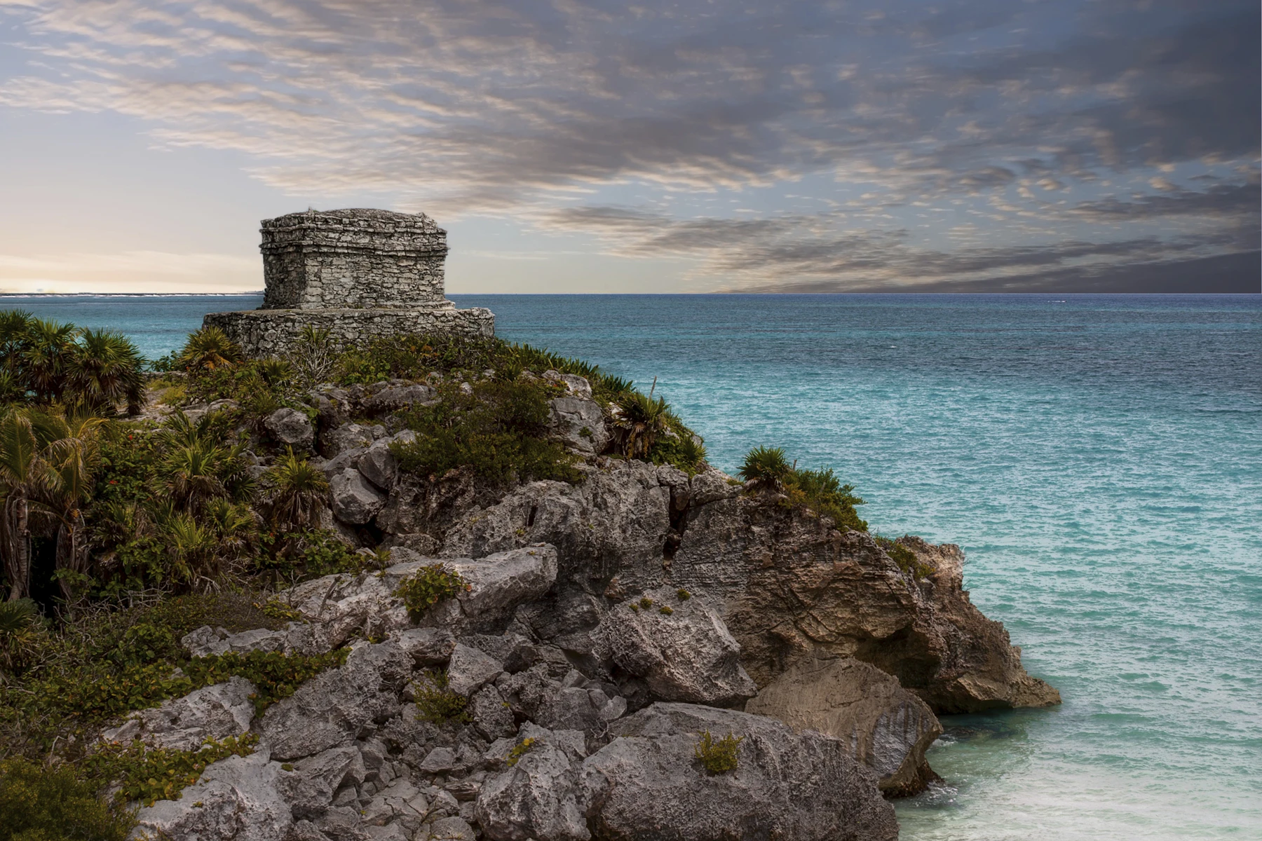 Formação rochosa e água cristalina de cenote