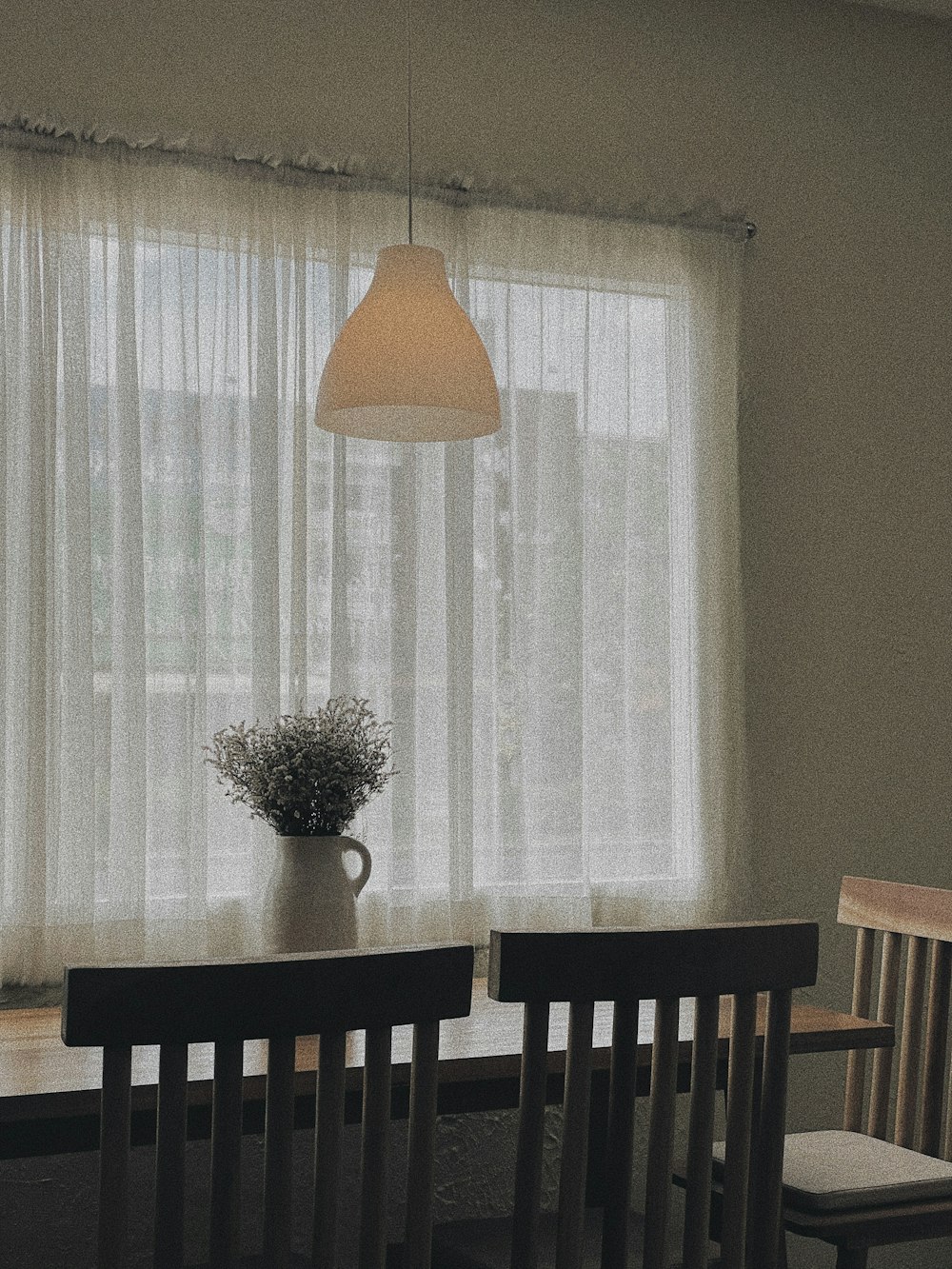 Table à manger et chaises en bois brun