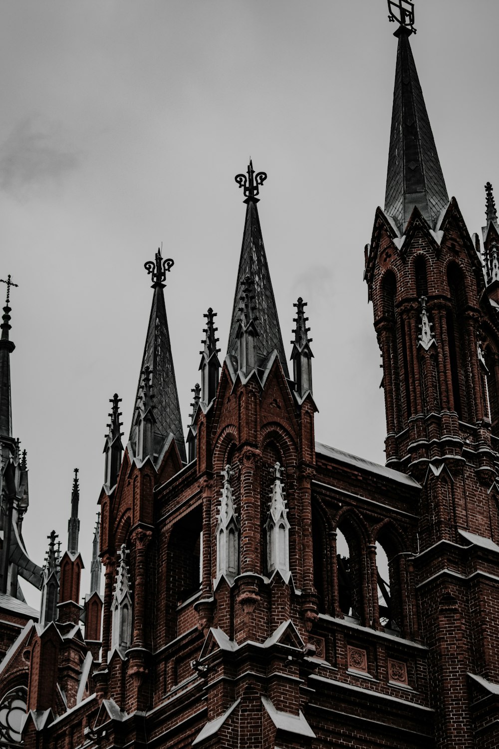 Braunes und schwarzes Betongebäude unter weißen Wolken