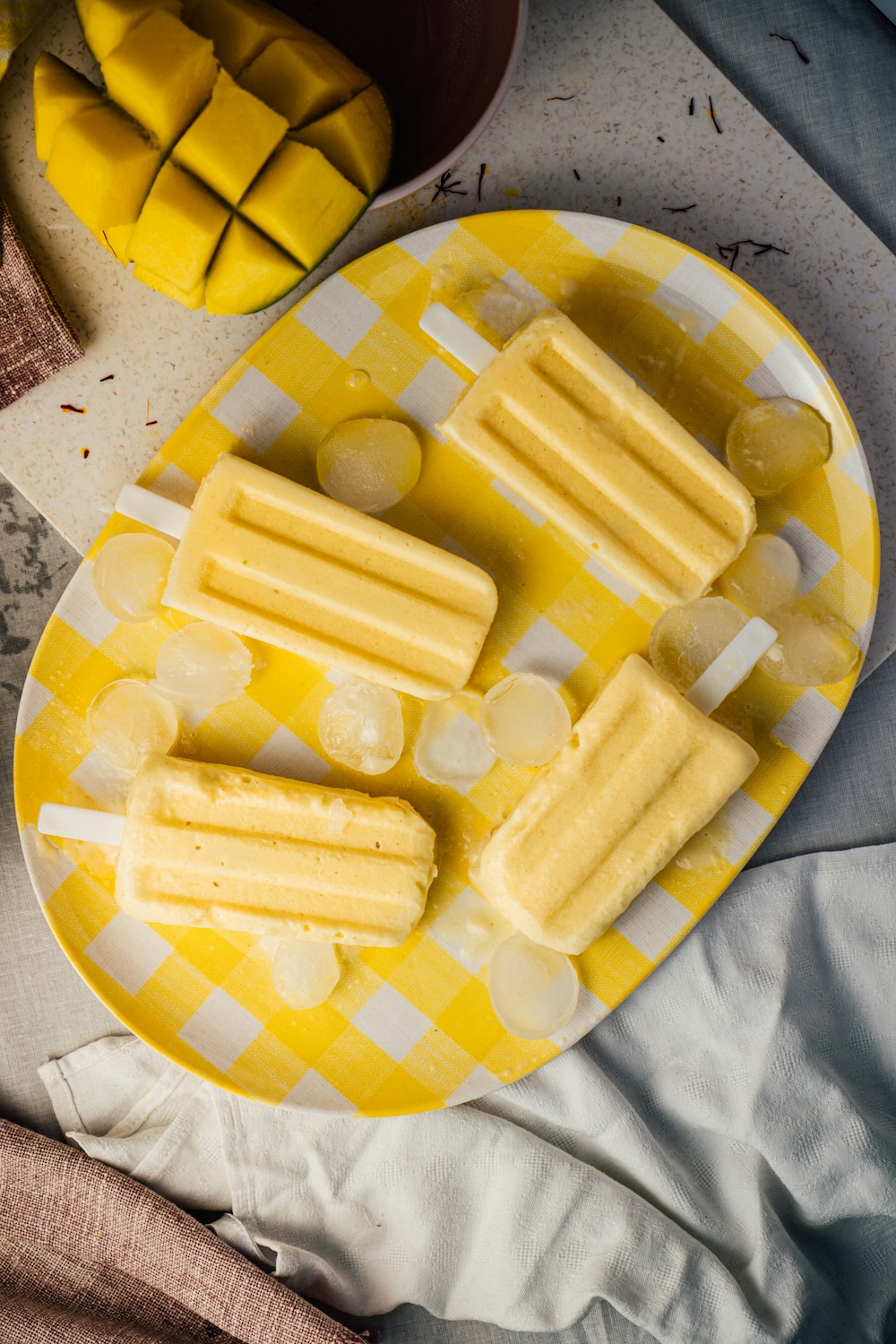 formaggio a fette su piatto giallo