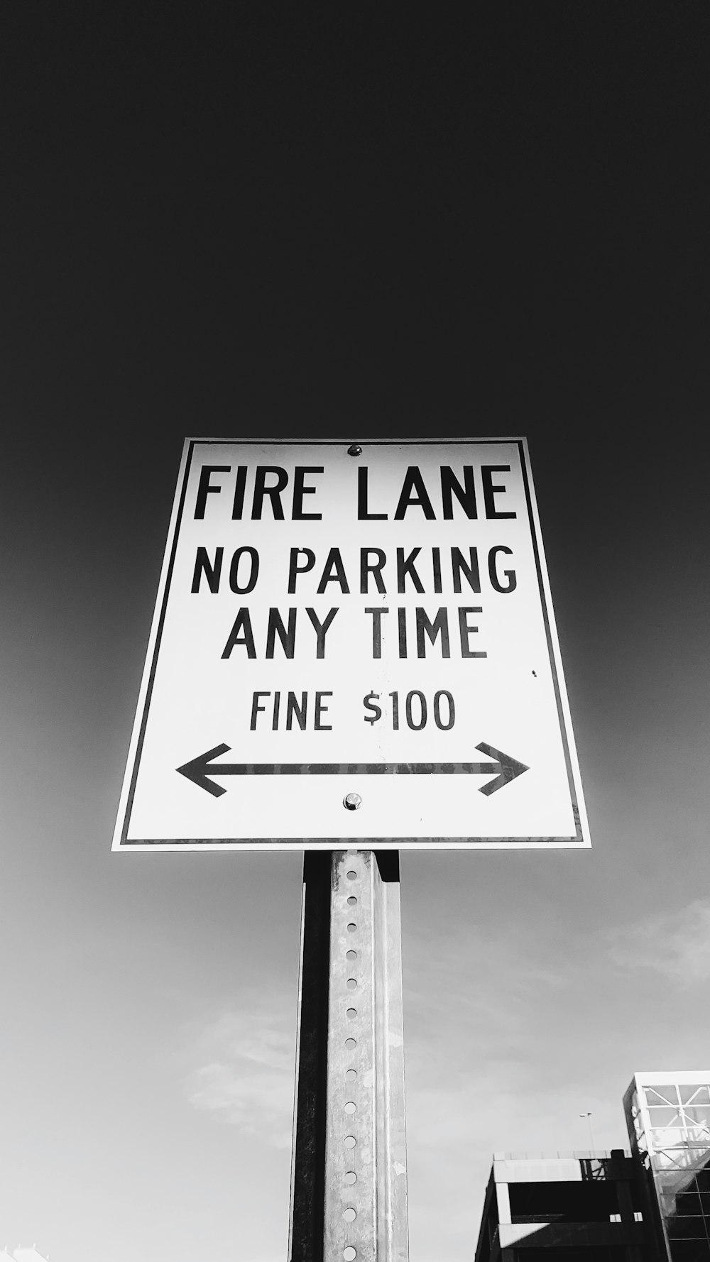 Una foto en blanco y negro de una señal de carril de bomberos
