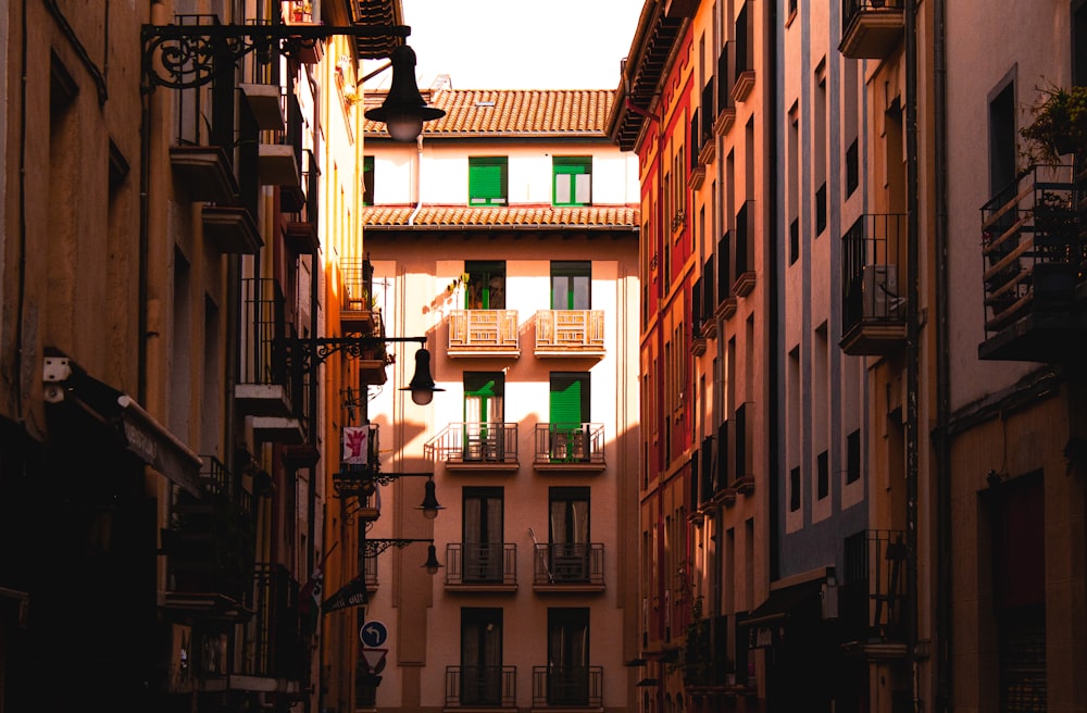 Edificio de hormigón marrón y blanco durante el día