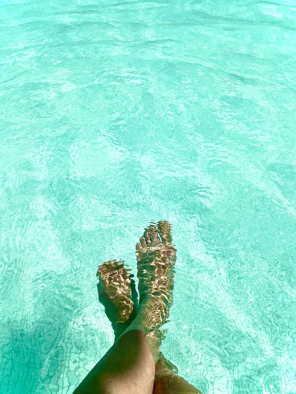 persona en el agua durante el día