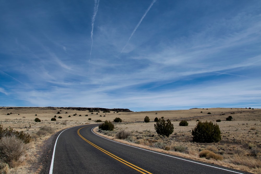 Camino de hormigón gris bajo el cielo azul durante el día