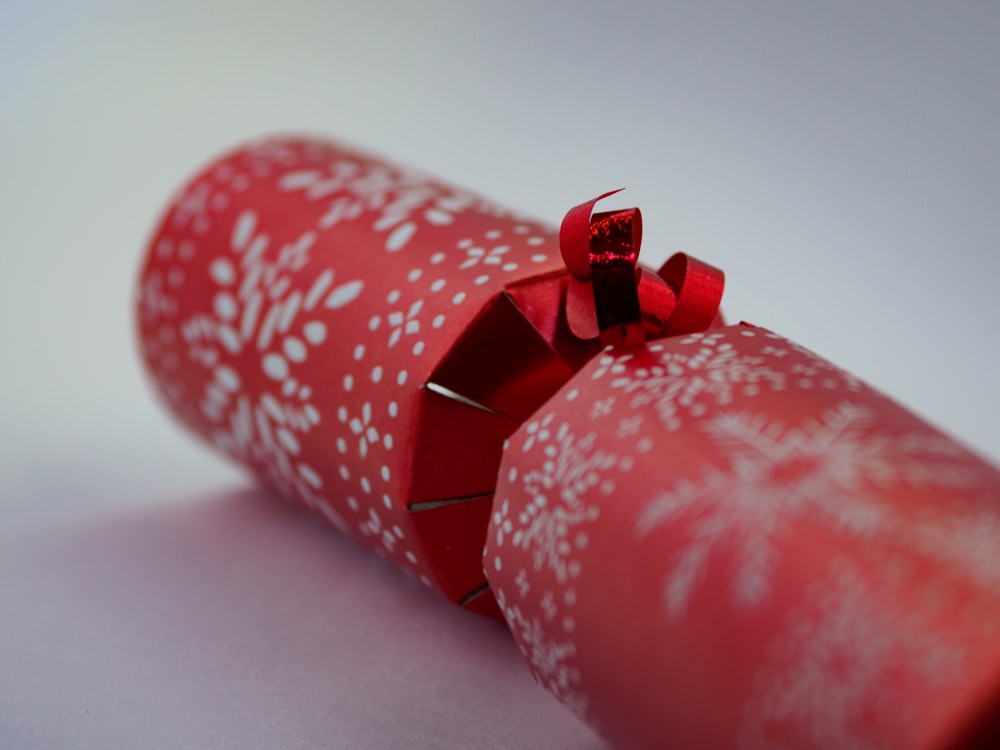 빨간색과 흰색 물방울 무늬 선물 포장지