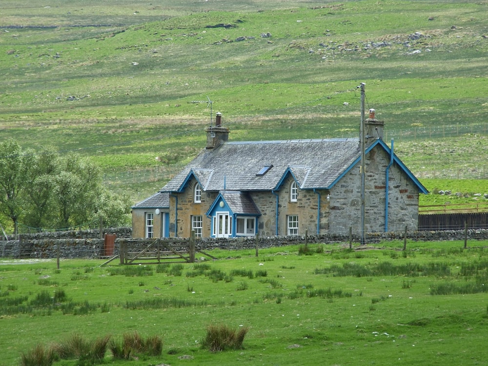 낮에는 푸른 잔디밭에 있는 회색과 흰색 목조 주택
