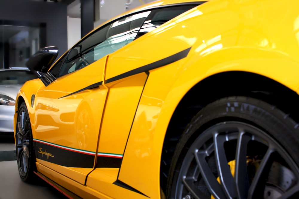 voiture jaune garée dans le garage