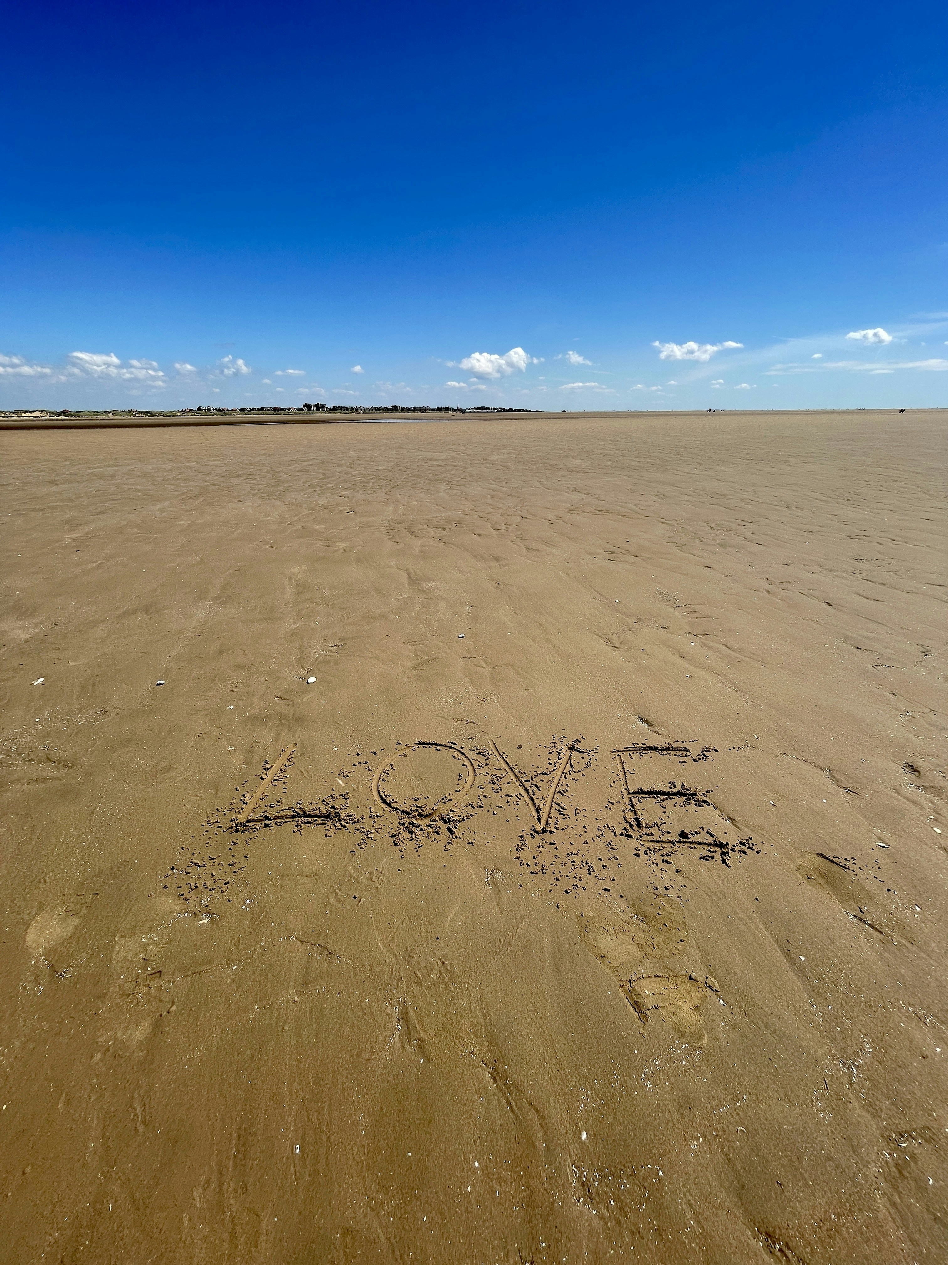 brauner Sand unter blauem Himmel tagsüber