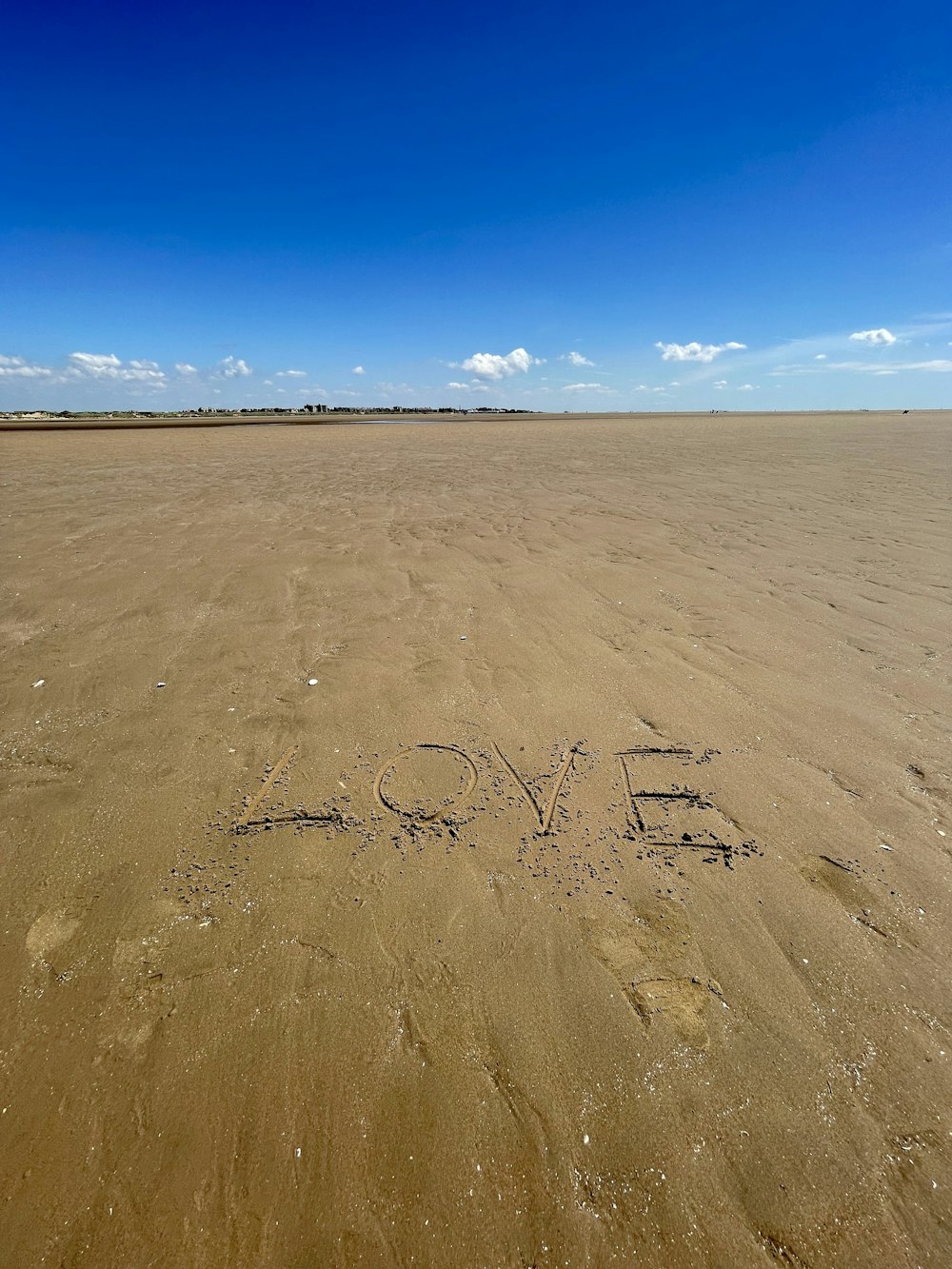 sable brun sous ciel bleu pendant la journée