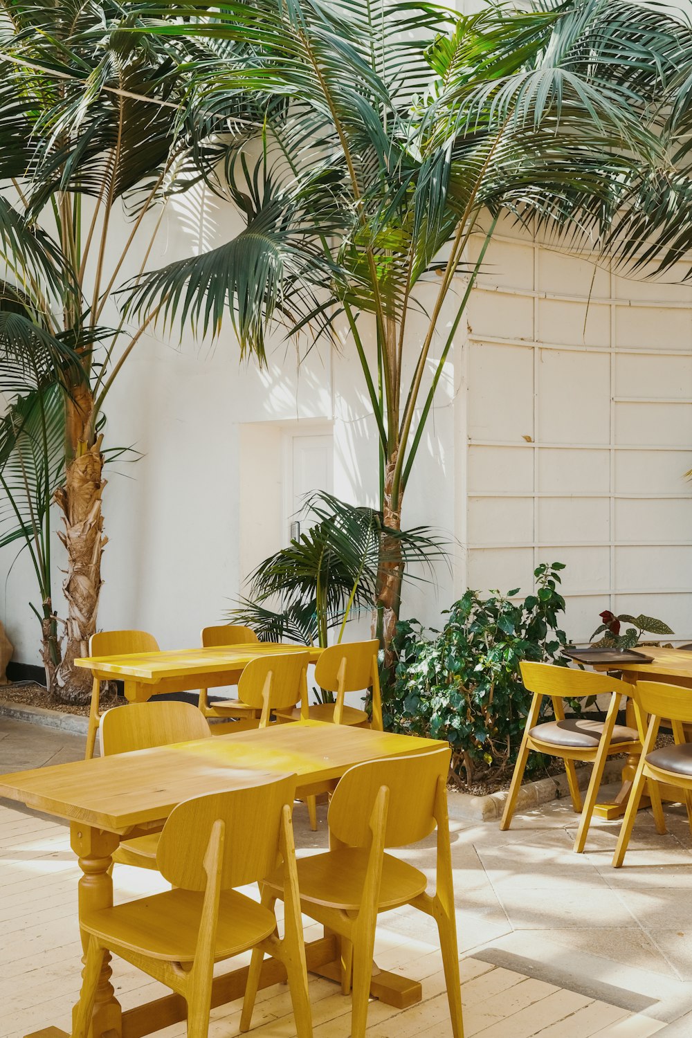 ensemble de tables et chaises jaunes