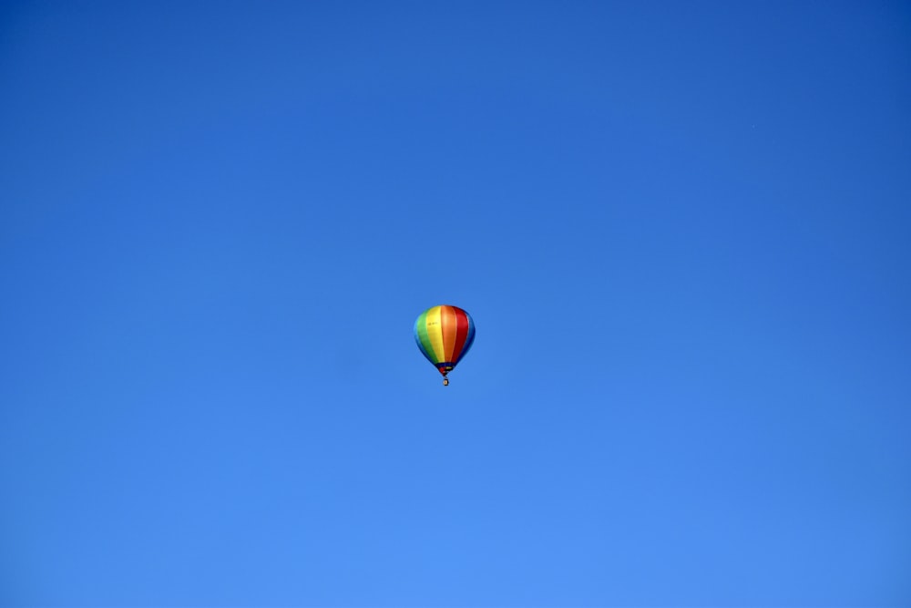 Ein Heißluftballon fliegt durch den blauen Himmel