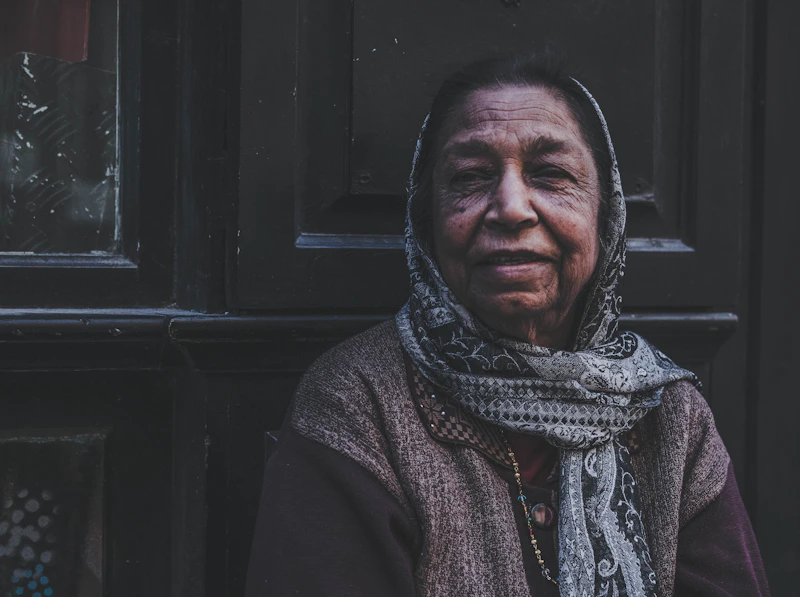 Sugar Mommy con bufanda gris y negra.