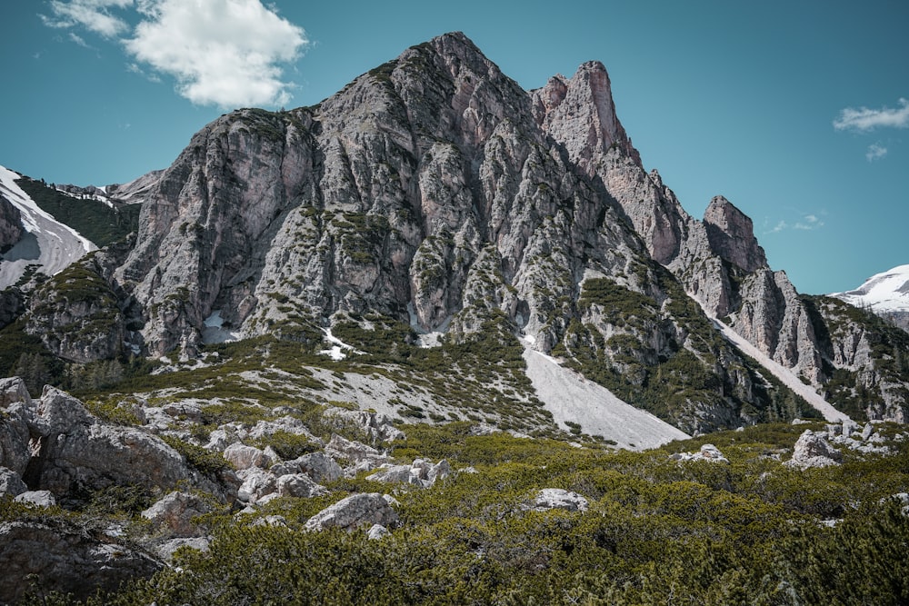 Montagna rocciosa grigia sotto nuvole bianche durante il giorno