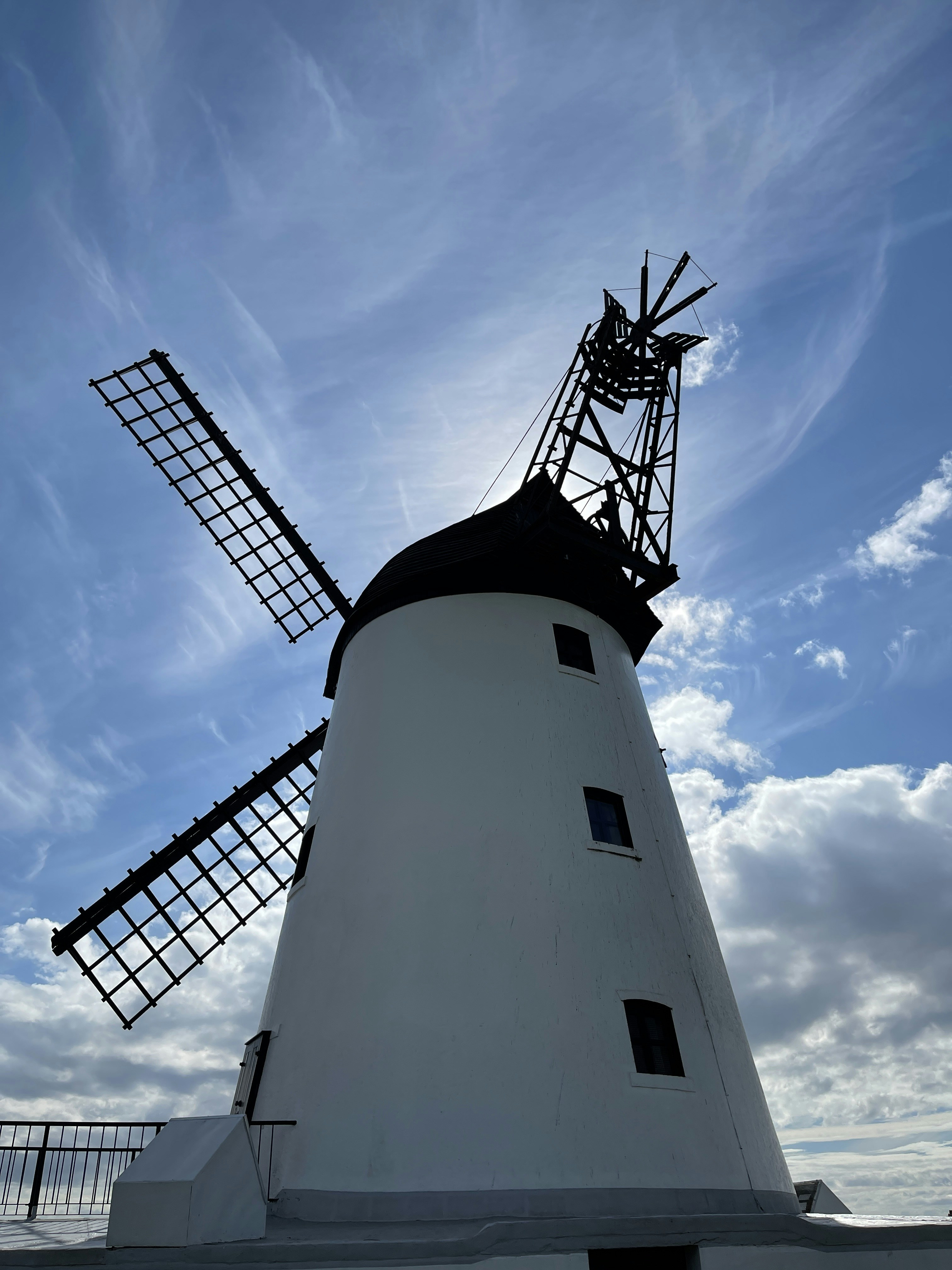weiß-schwarzer Leuchtturm unter blauem Himmel