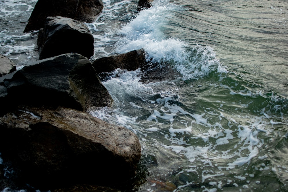 Orilla rocosa marrón con olas de agua