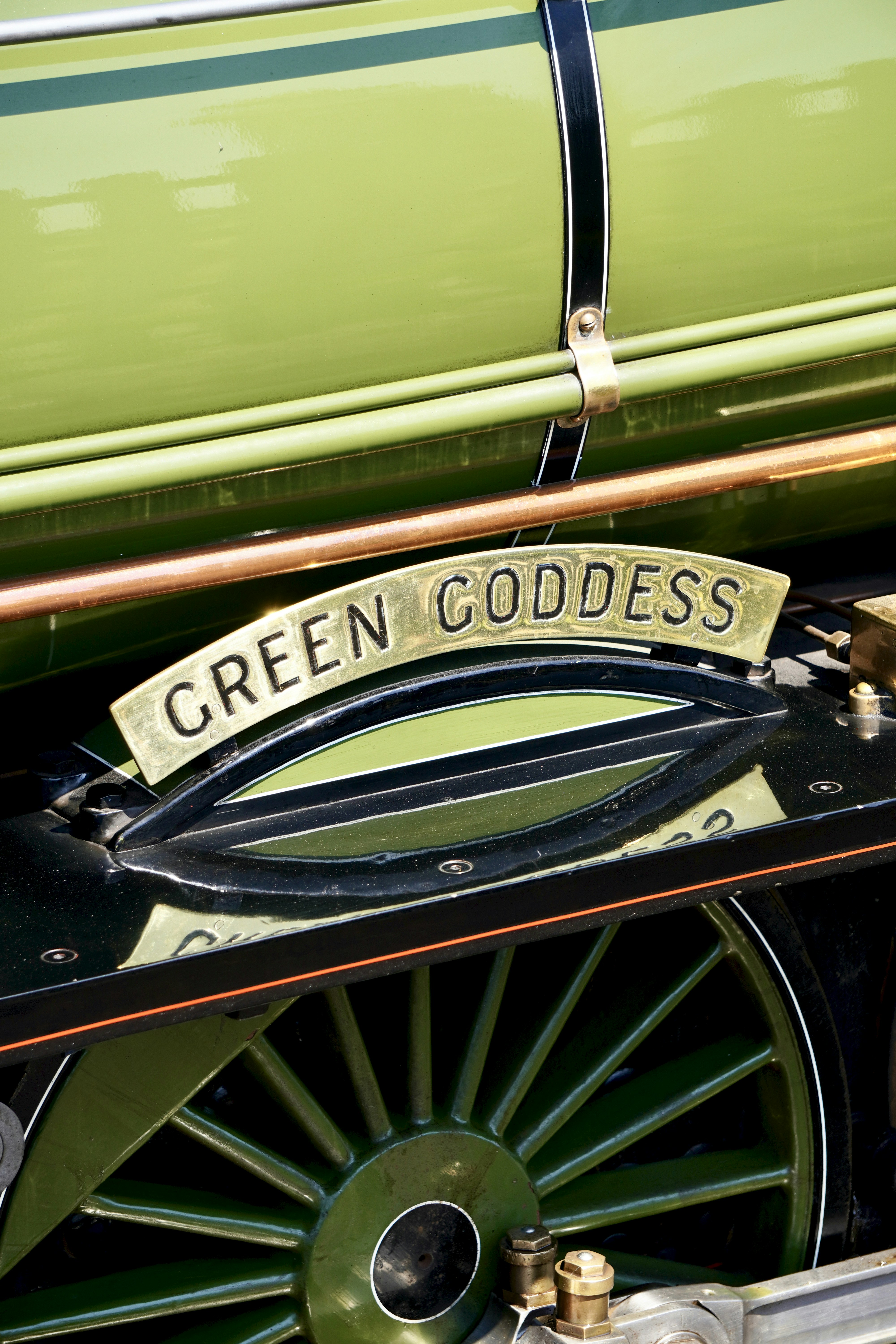 Une Voiture Verte Avec Un Design Bleu Et Vert Qui Dit Ford. | Vecteur
