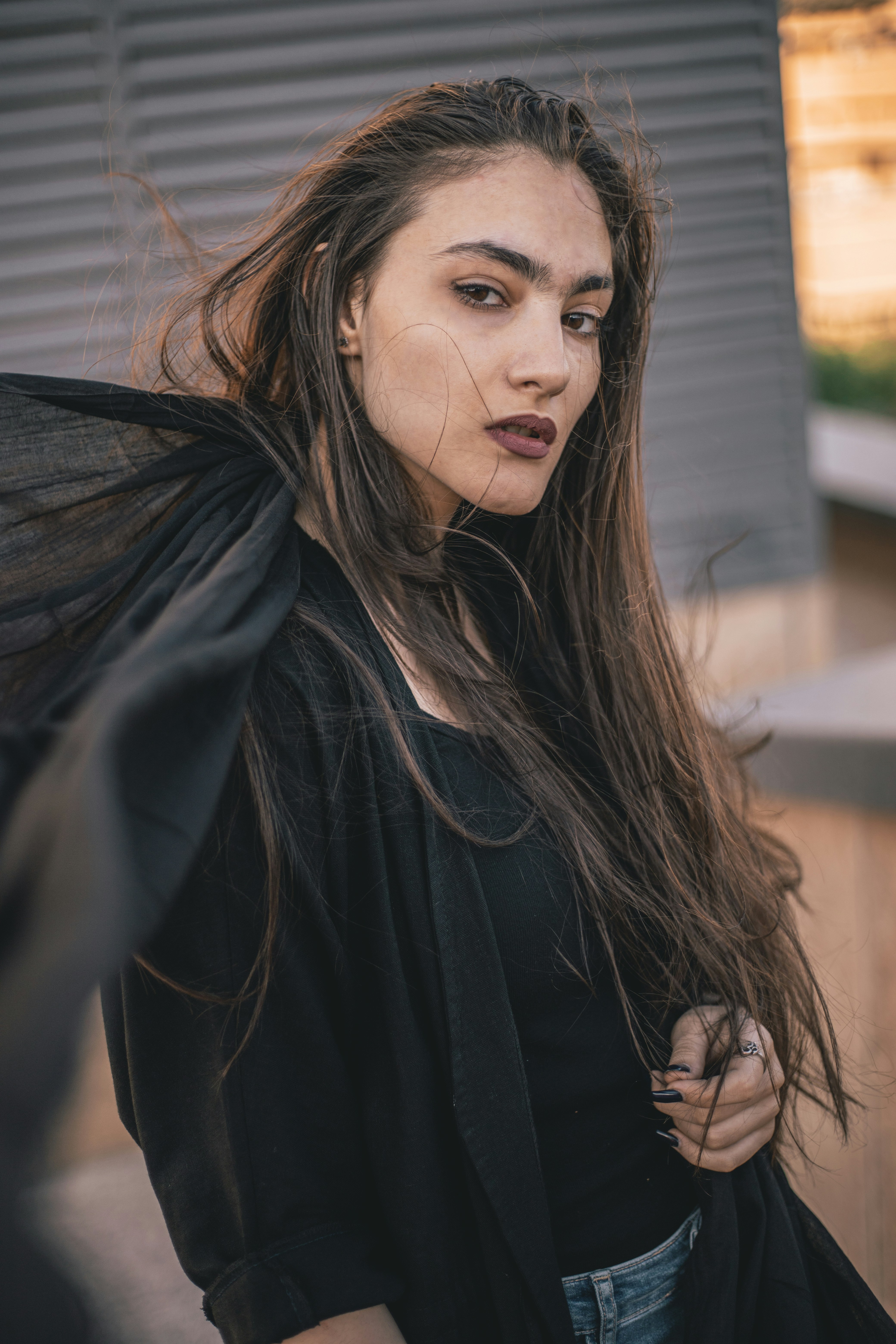 黒の長袖シャツの女性の写真 Unsplashで見つける長い髪の無料写真