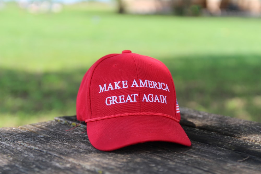 Un sombrero rojo que dice Make America Great Again