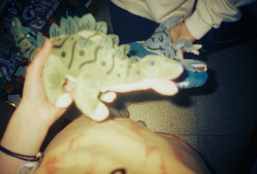 파란색과 흰색 공룡 플라스틱 장난감