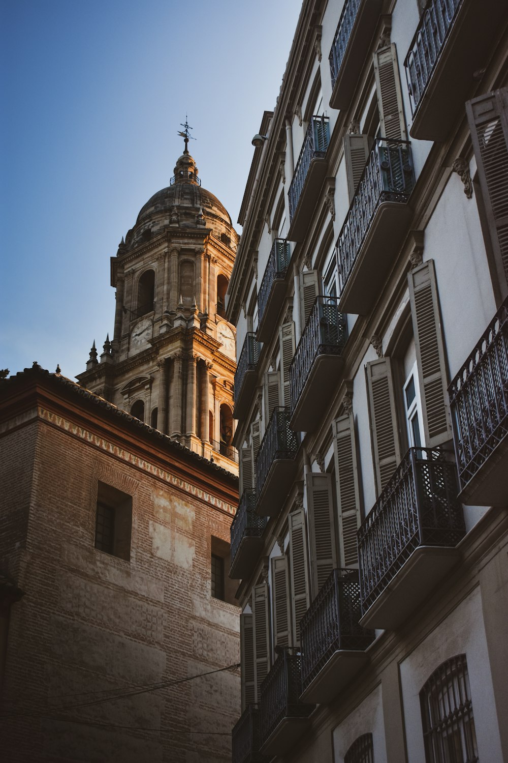 edifício de concreto marrom sob o céu azul durante o dia