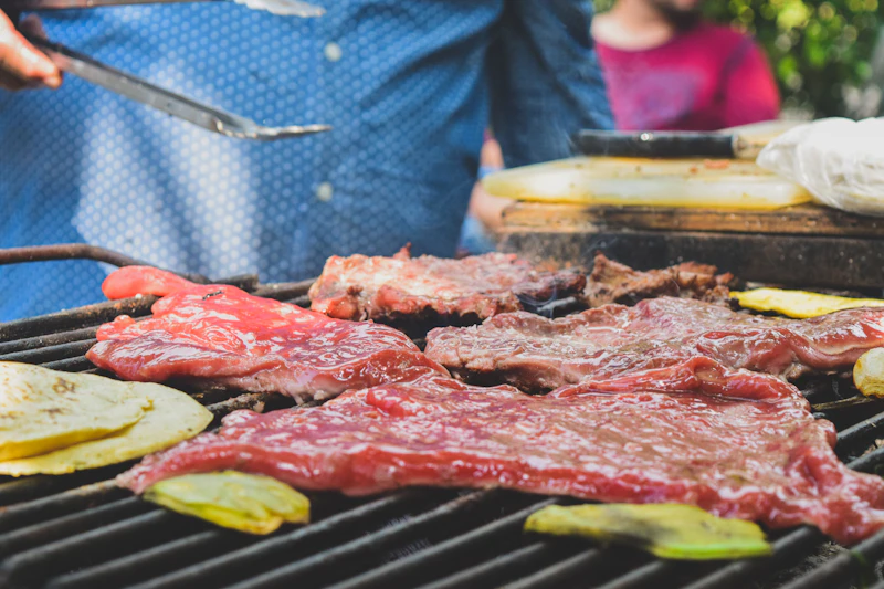 Carne asándose al carbón en la plancha de Troka