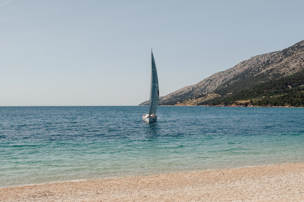 barca a vela sul mare durante il giorno