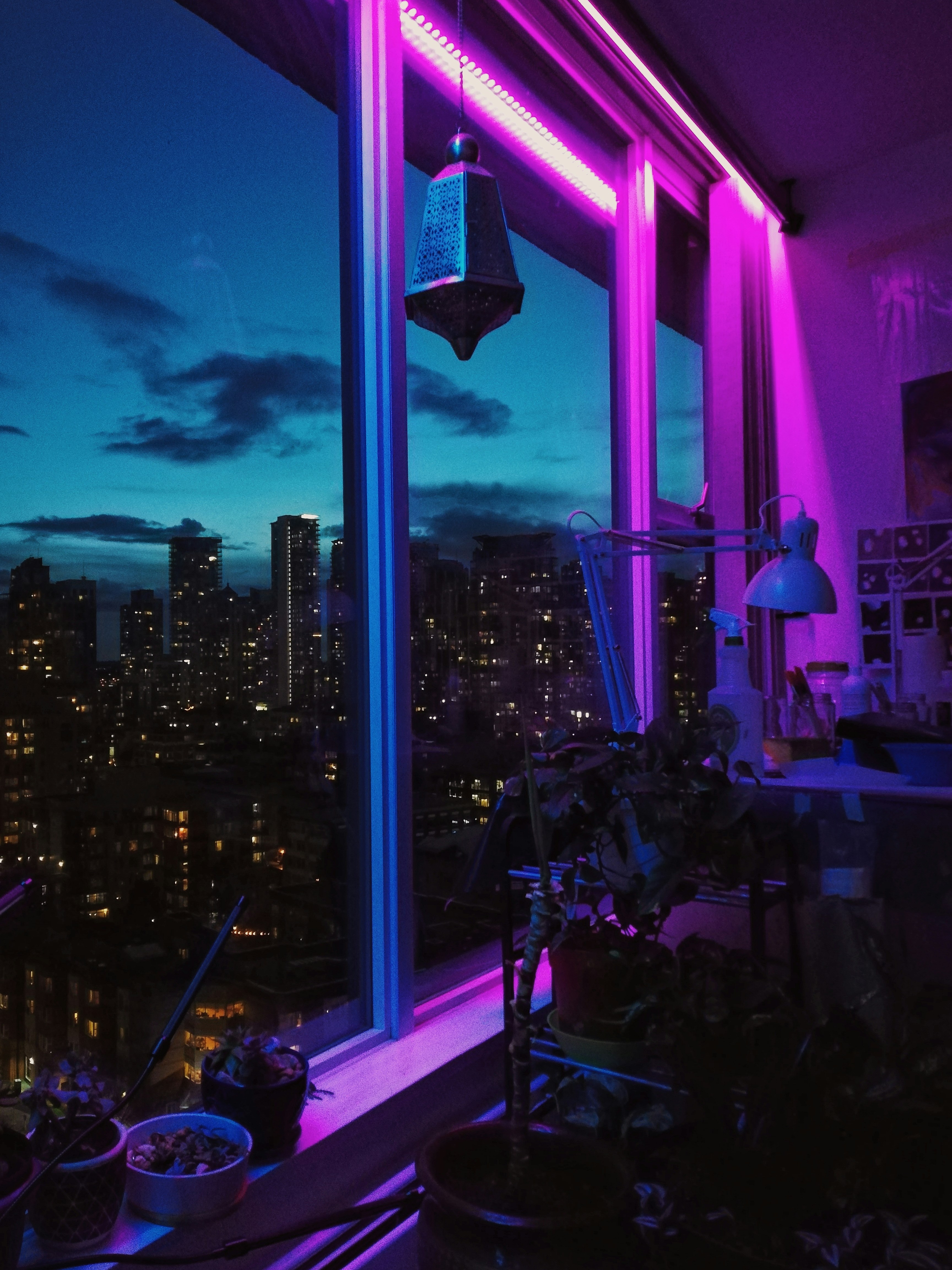 Ville avec des immeubles de grande hauteur pendant la nuit