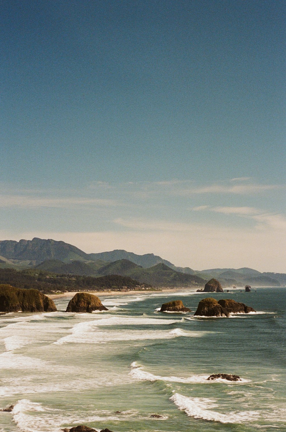 formação rochosa marrom no mar durante o dia