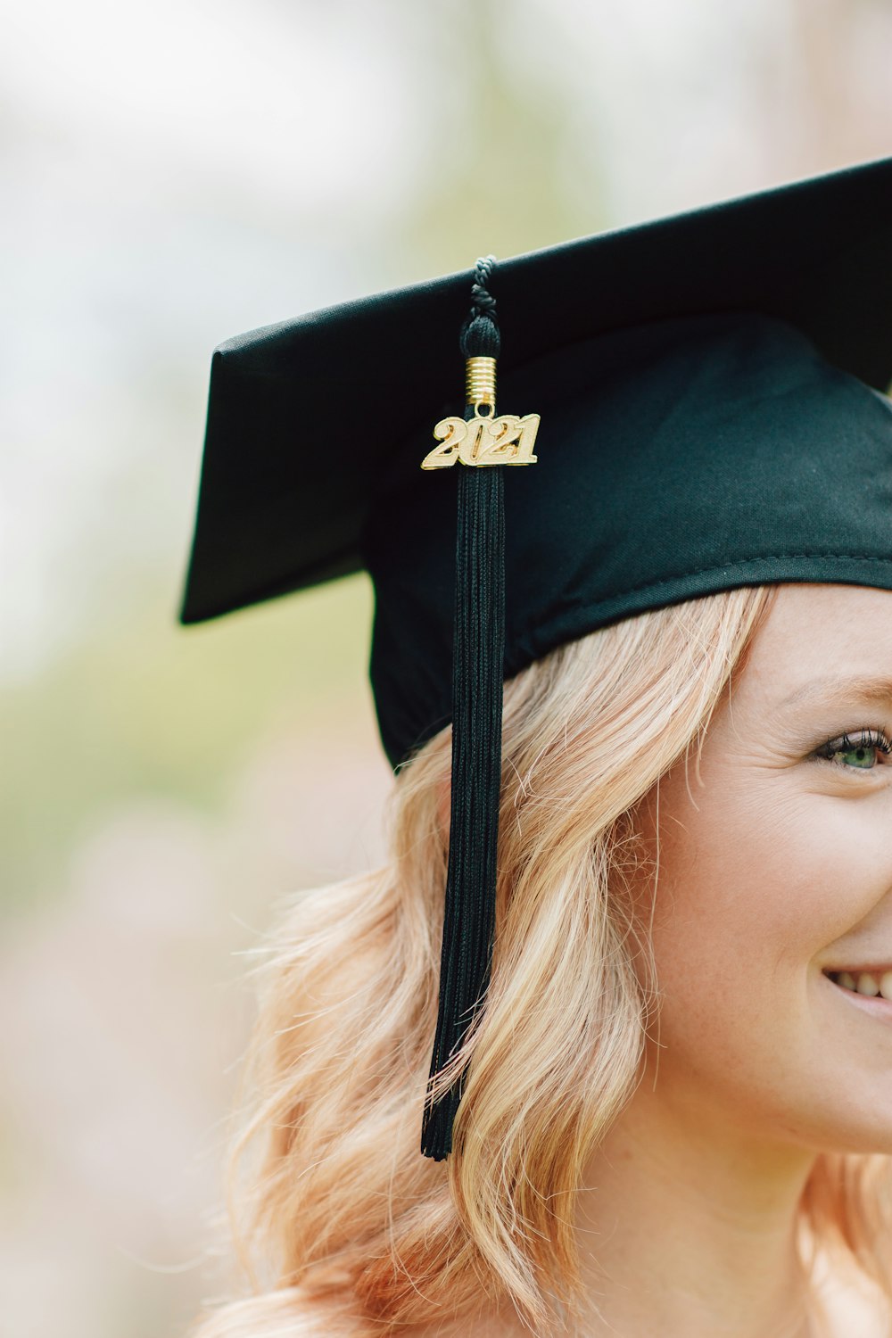 Fille en robe académique noire