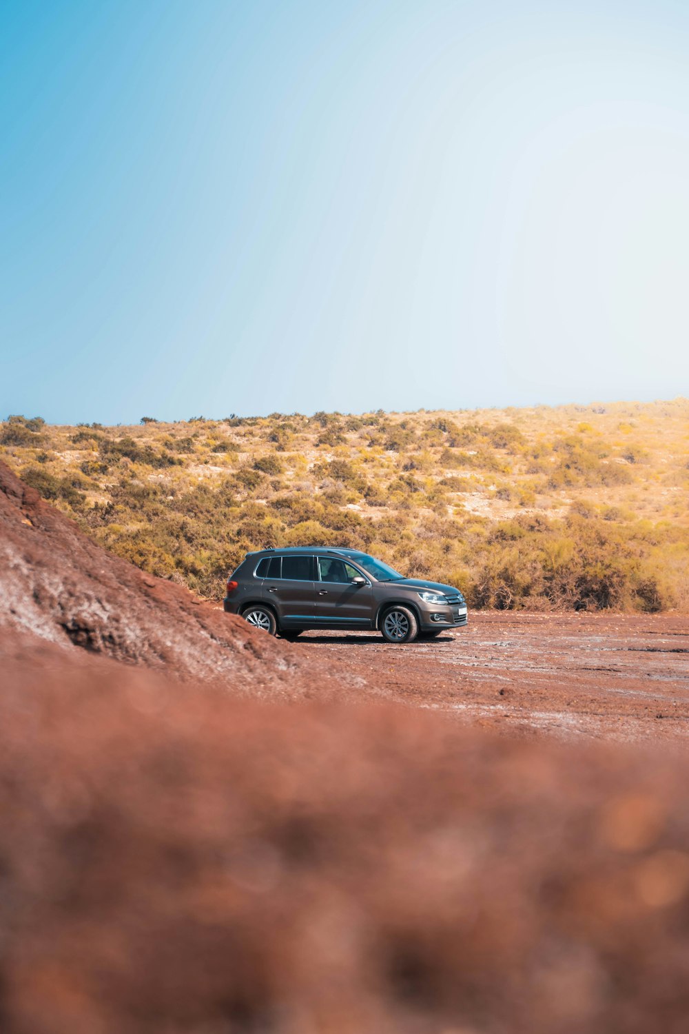 SUV negro en campo marrón durante el día