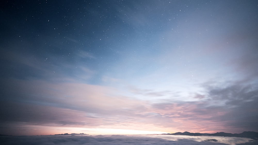 Ciel bleu et nuages blancs pendant la journée