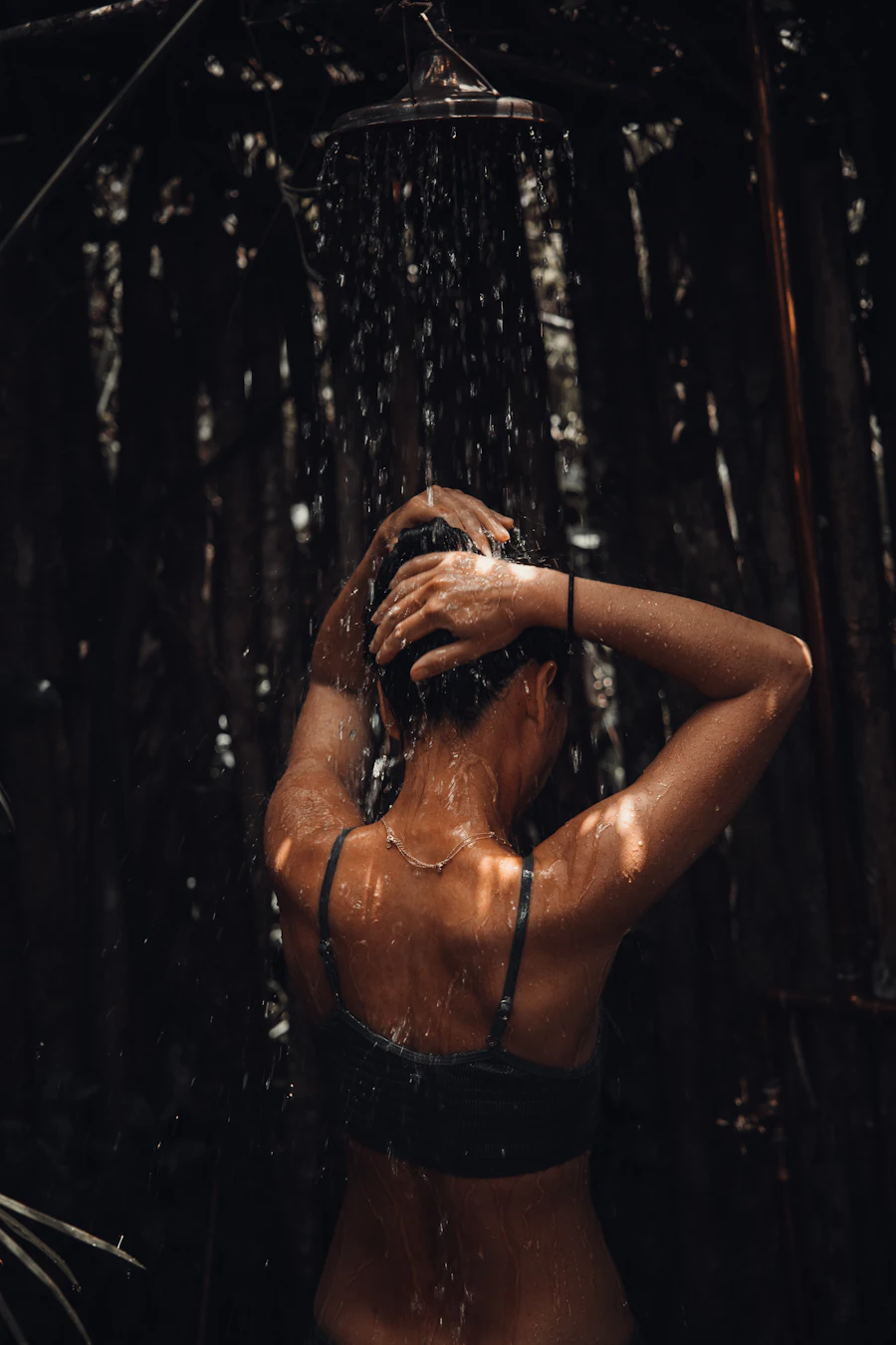 Agua de regadera cayendo sobre la piel