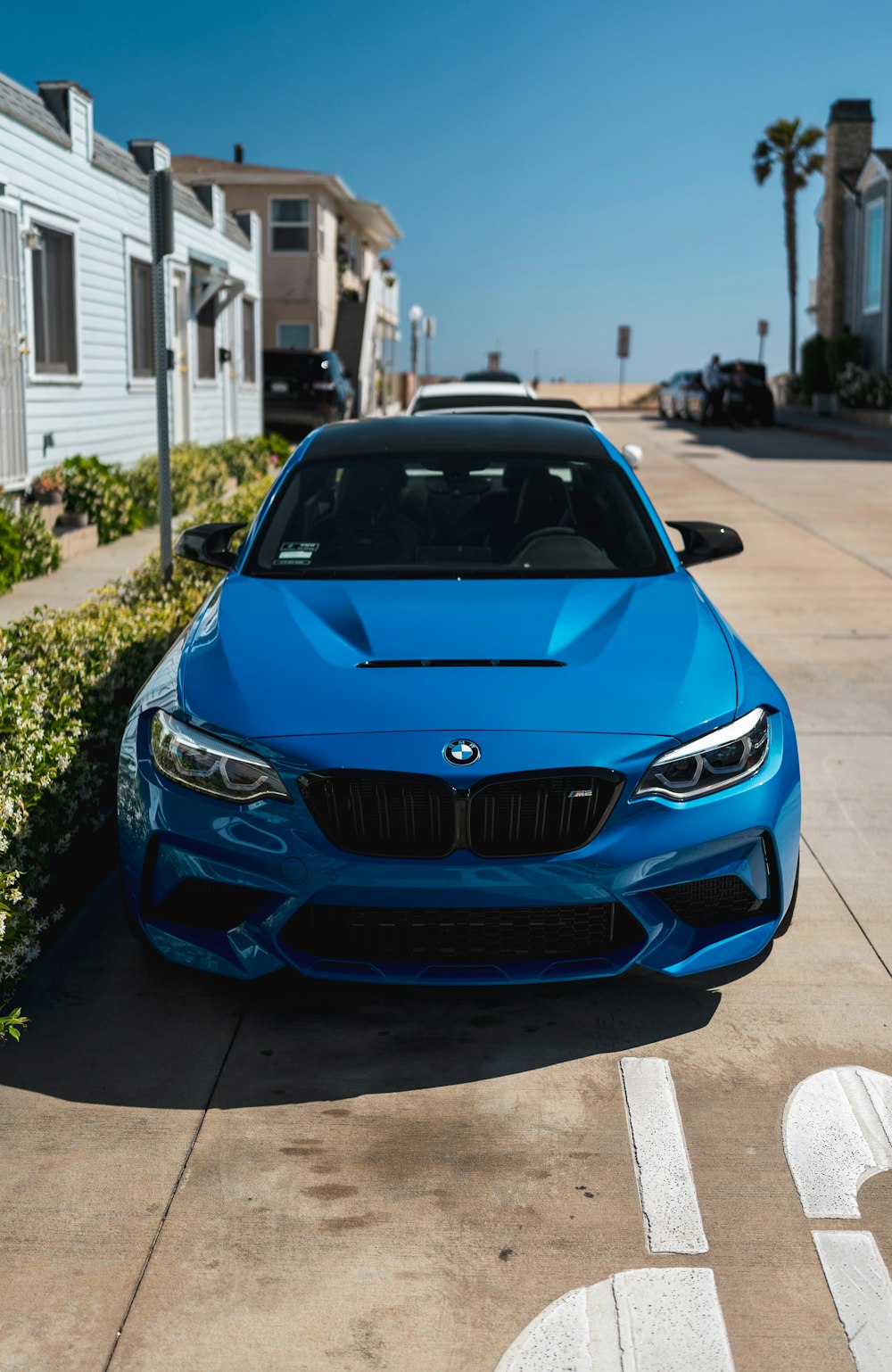 BMW M 3 azul estacionado en la calle durante el día