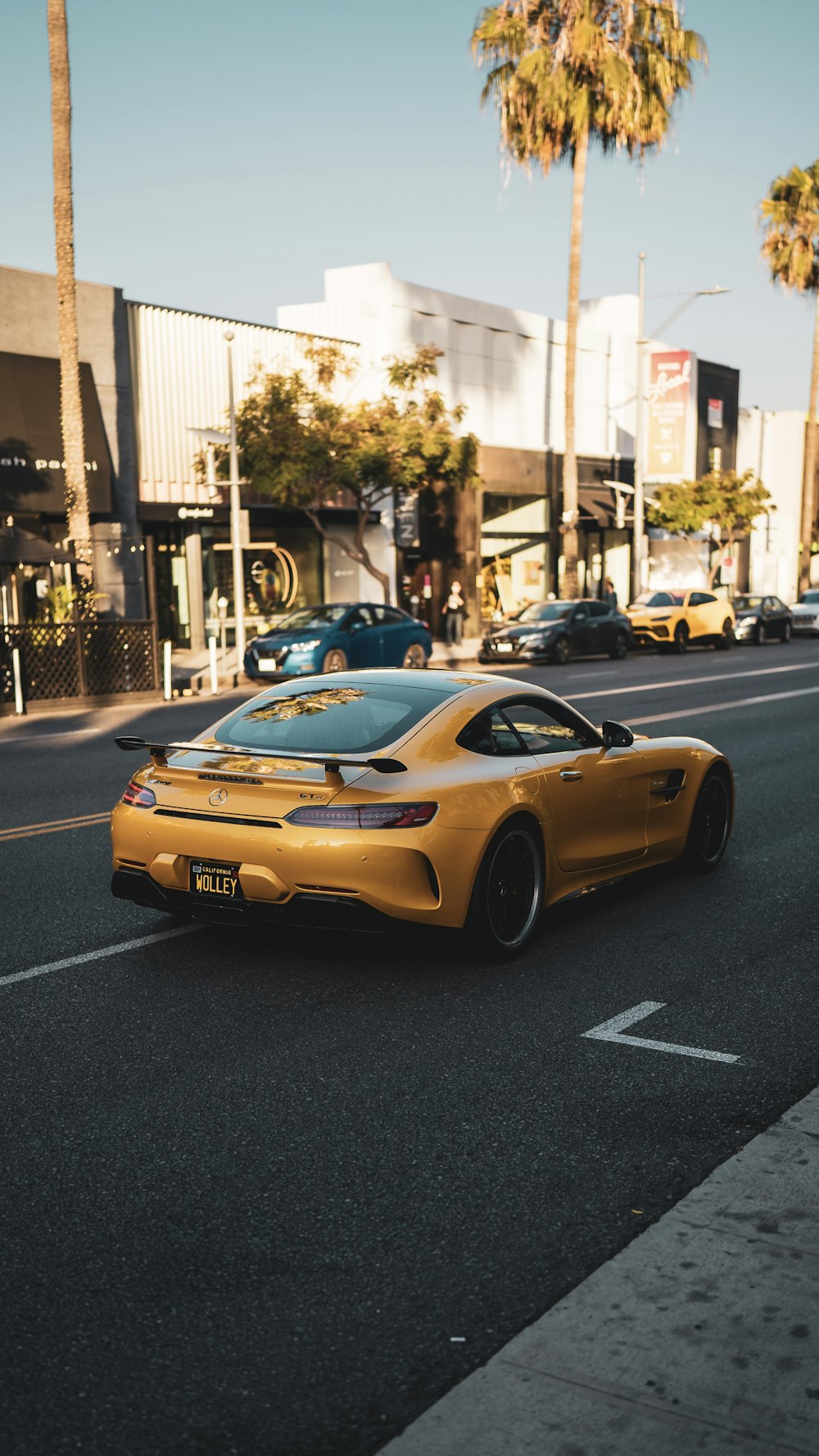 Porsche 911 gialla su strada durante il giorno