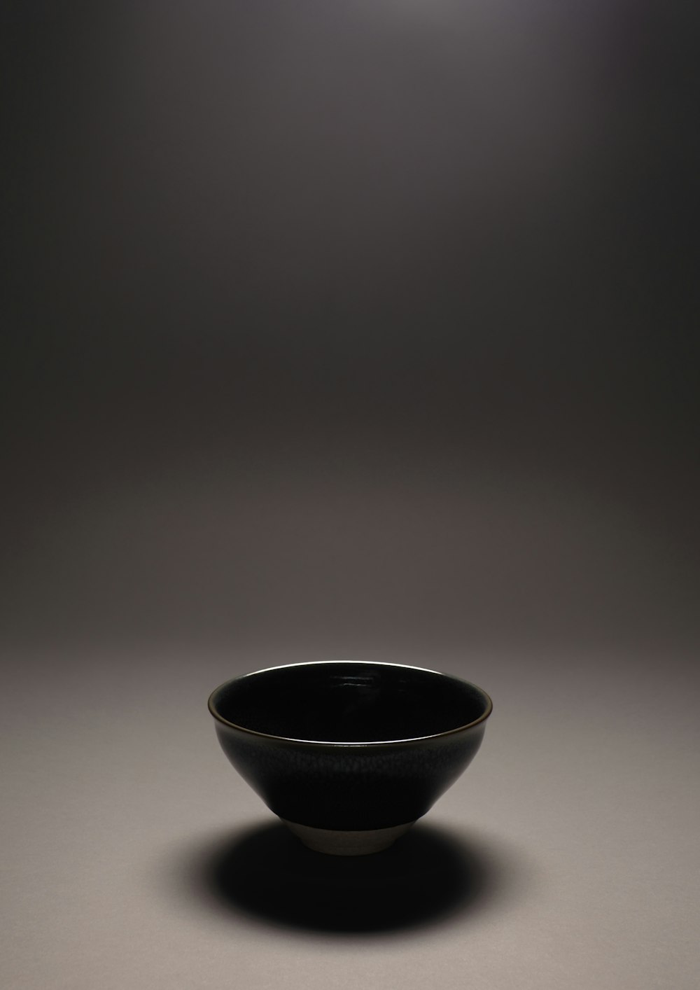 Cuenco de cerámica negra sobre mesa blanca