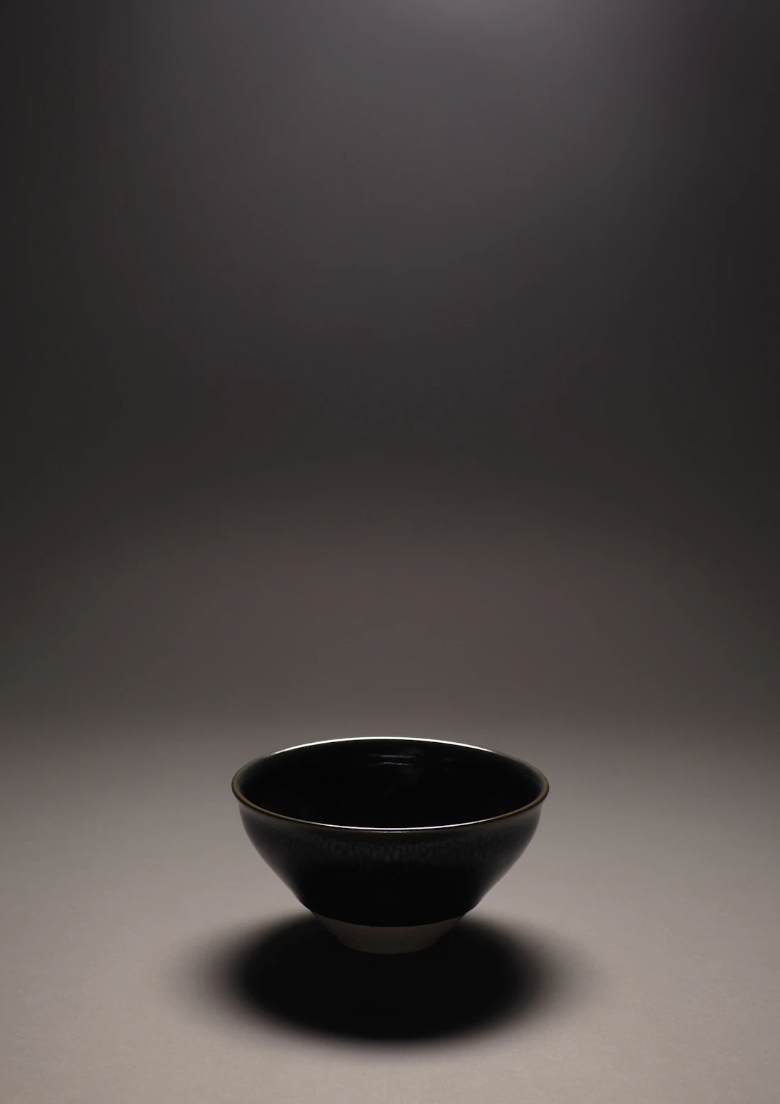黒い陶器の器（イメージ写真）