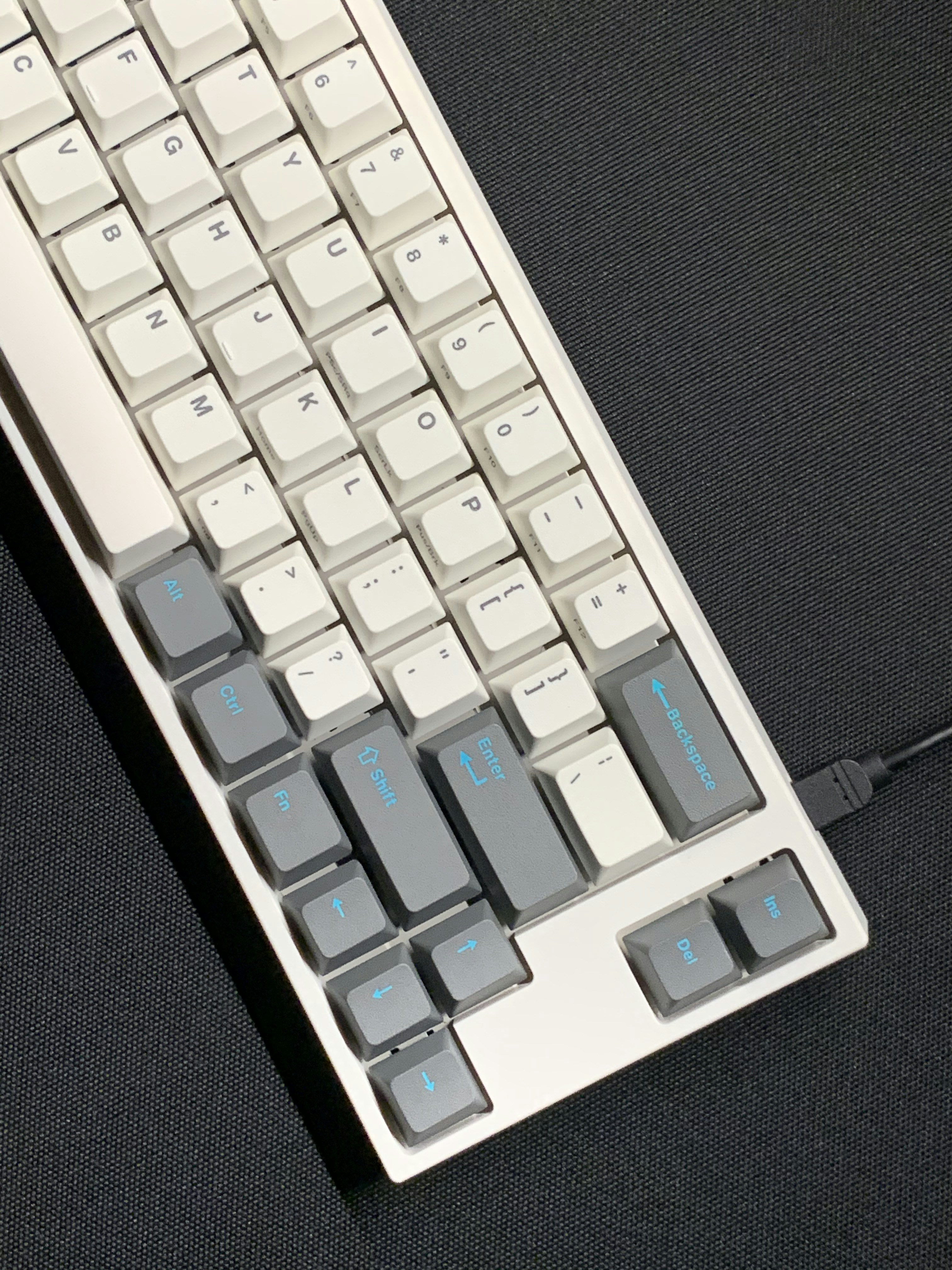 Clavier d’ordinateur blanc sur table noire