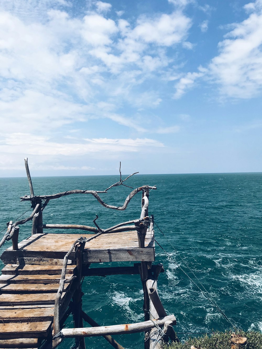 braune Holzbank auf dem Dock während des Tages