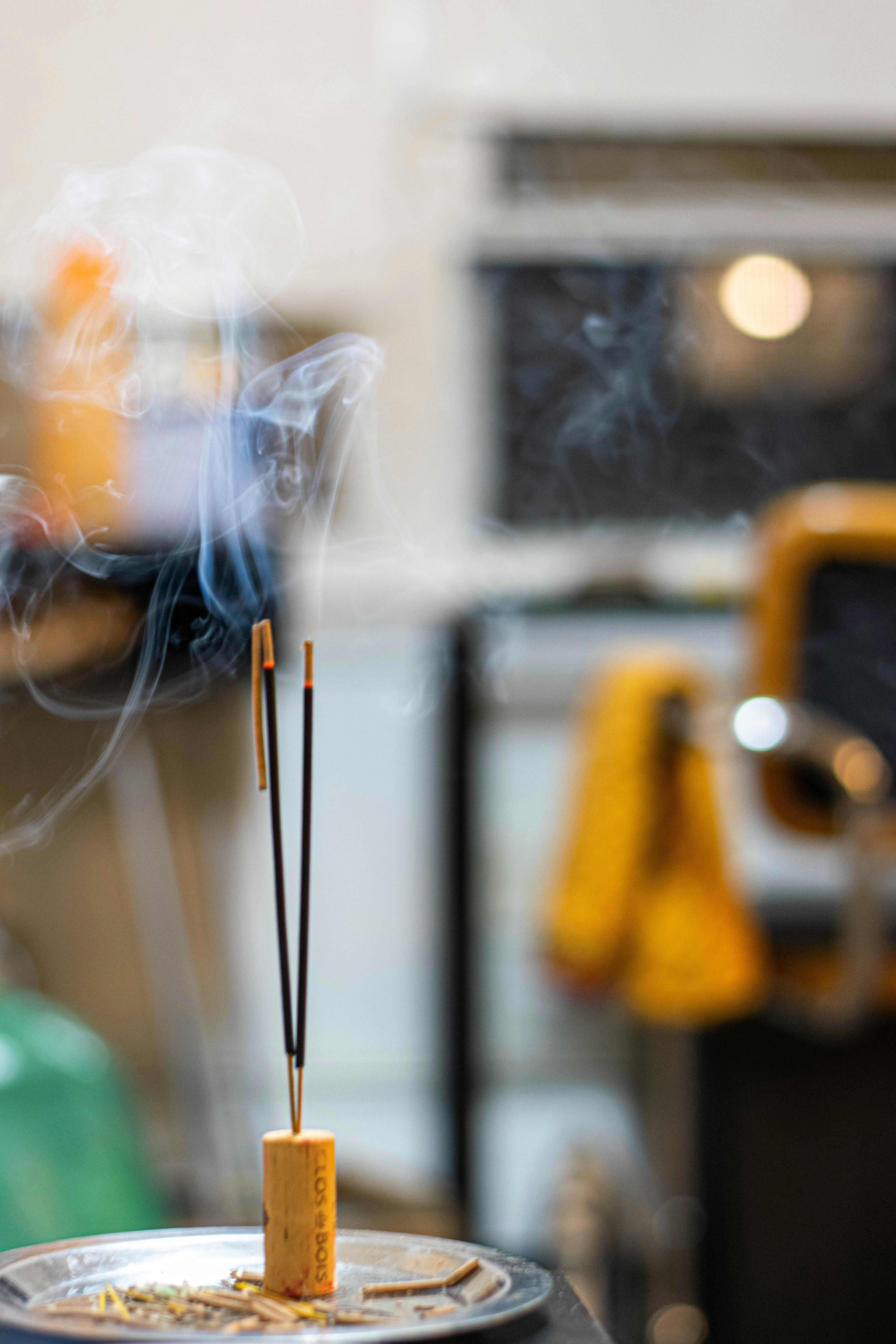 Dispositivo con cable amarillo y negro