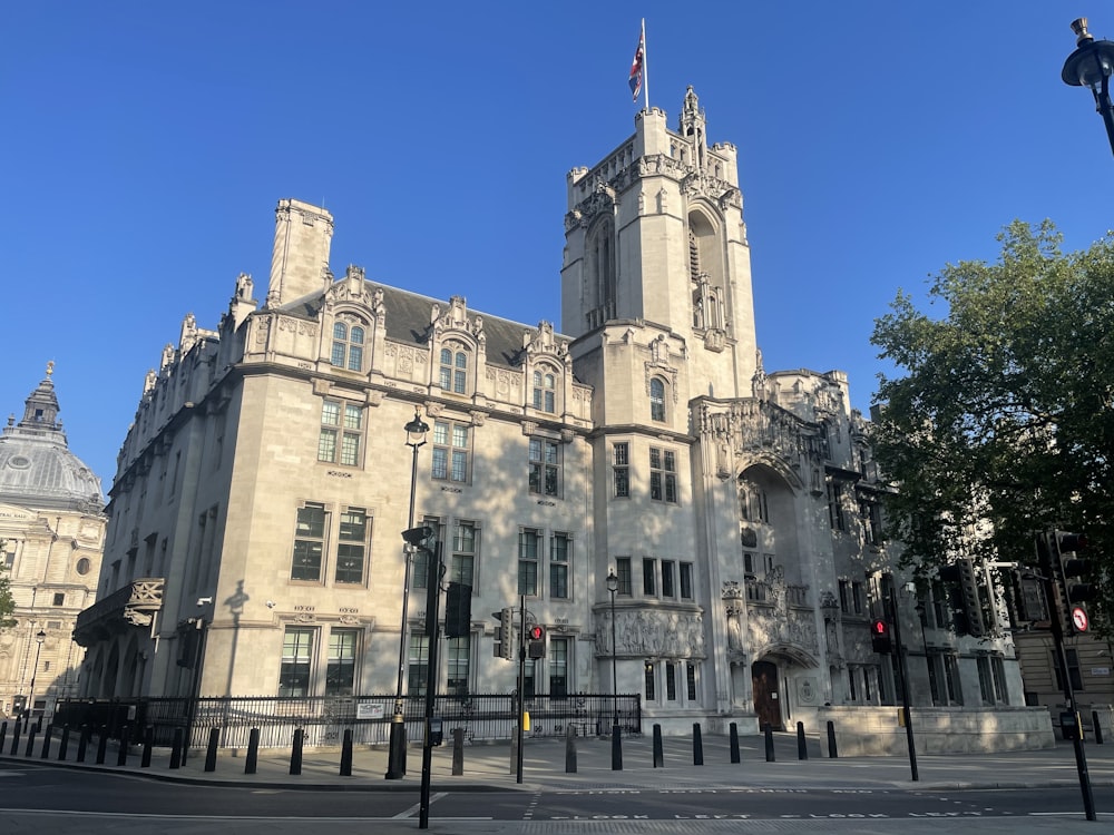 Personas caminando cerca de un edificio de hormigón beige durante el día