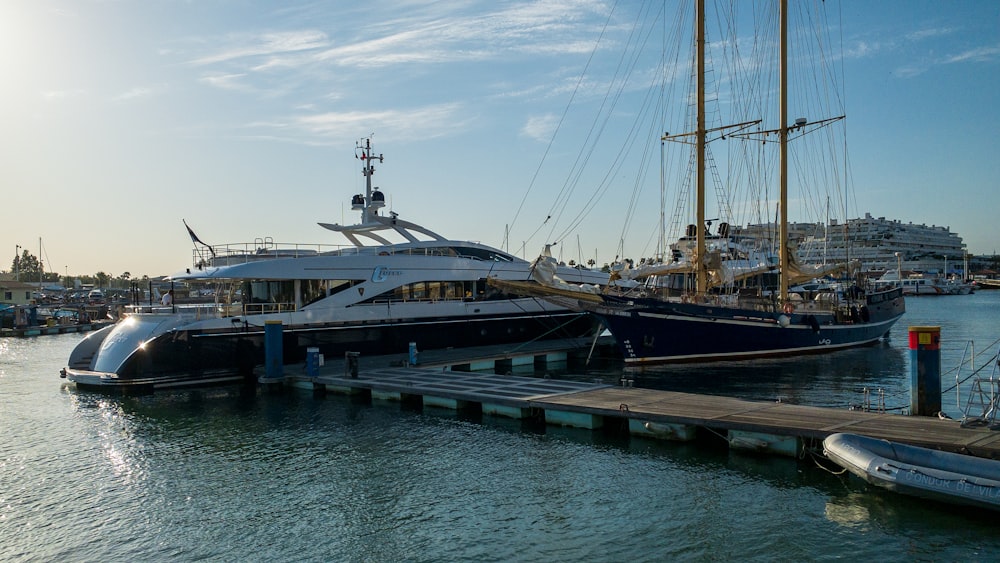 Barco blanco y azul en el muelle durante el día