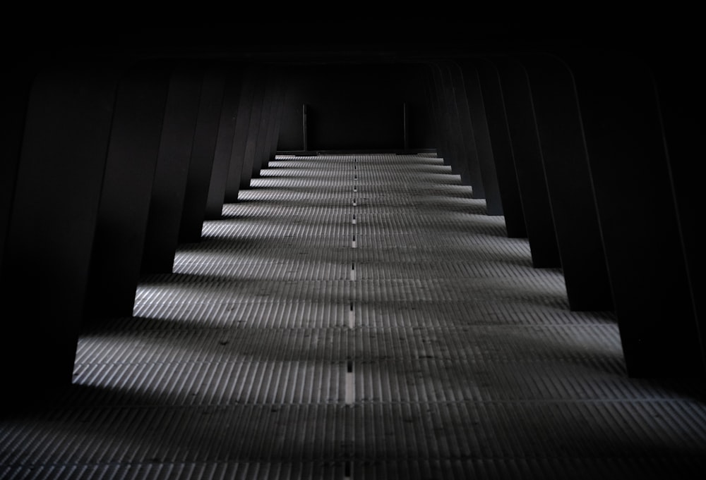 暗い部屋の灰色と黒の階段