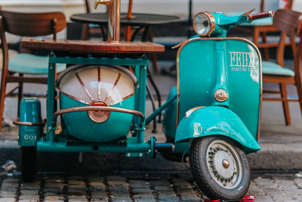 scooter verde e bianco parcheggiato sul marciapiede durante il giorno