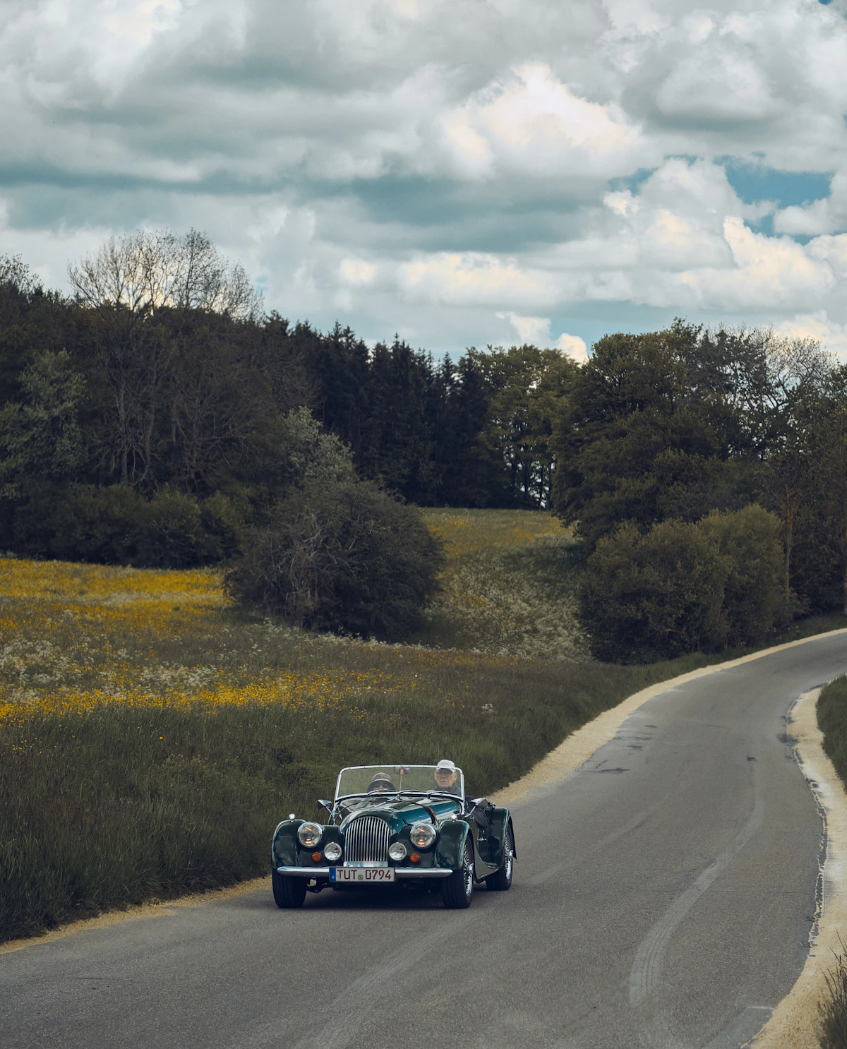 Oldtimer auf einer Landstraße